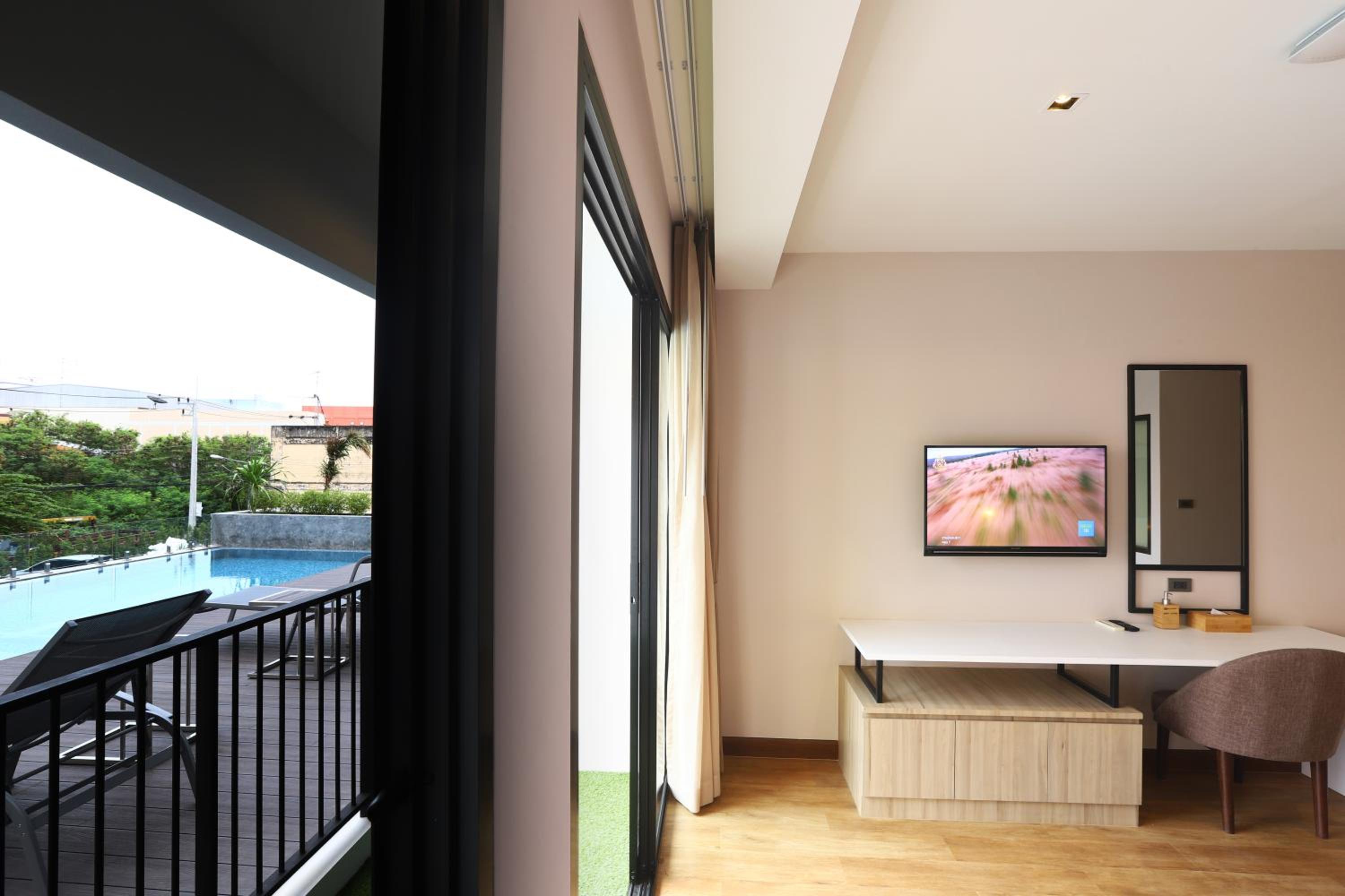 Deluxe Double Room with Shower - Photo 9