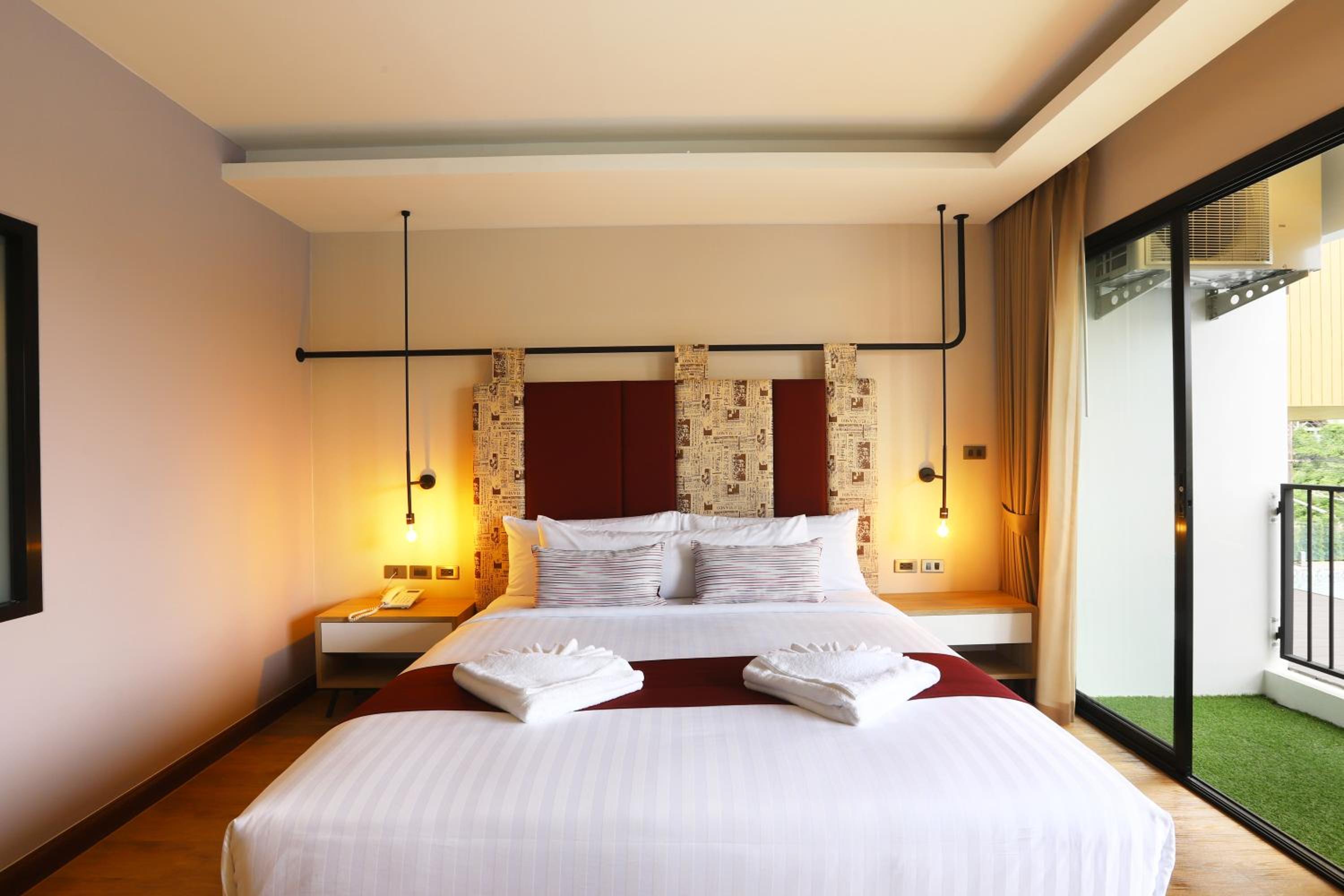 Deluxe Double Room with Shower - Photo 8