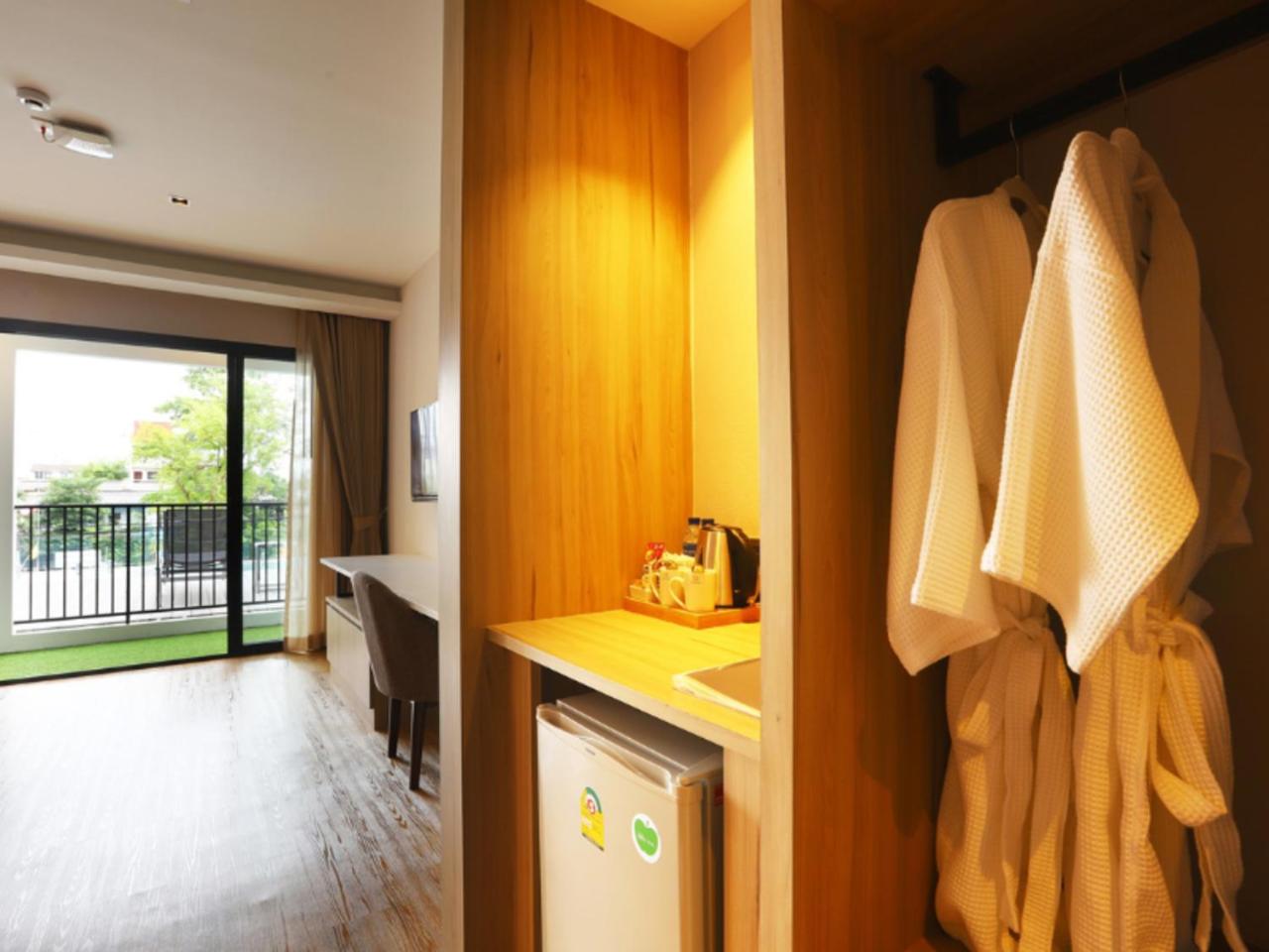 Deluxe Double Room with Shower - Photo 11