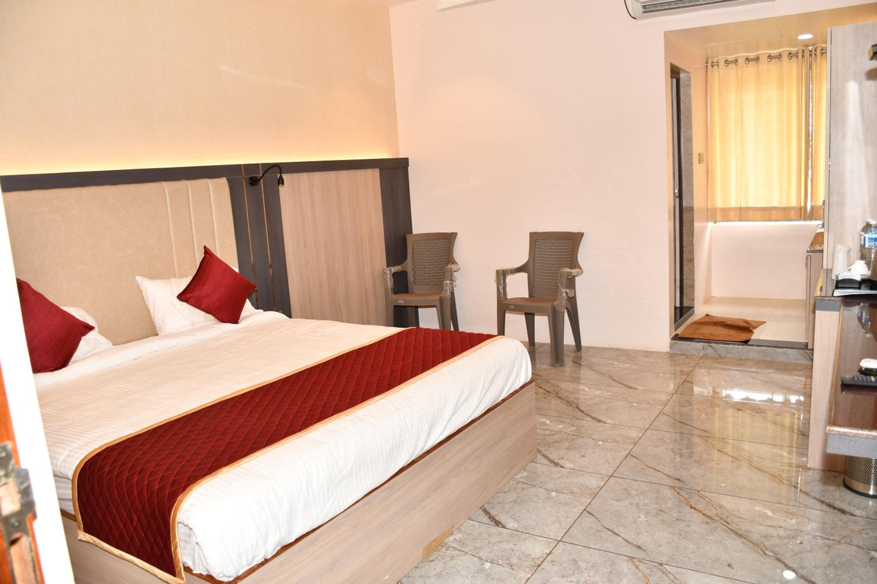 Deluxe Double Room (2 Adults + 1 Child)