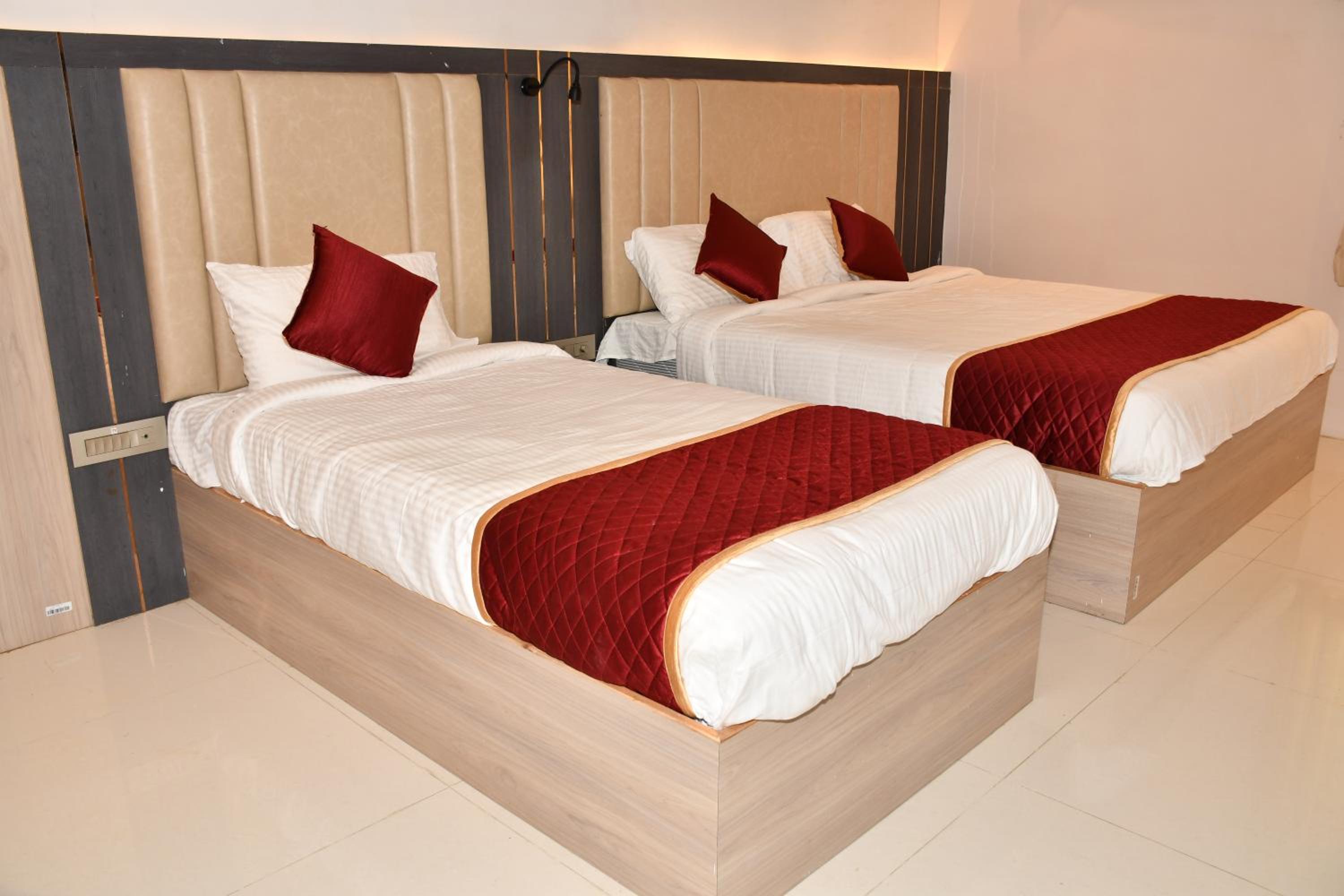 Deluxe Double Room (2 Adults + 1 Child) photo 2