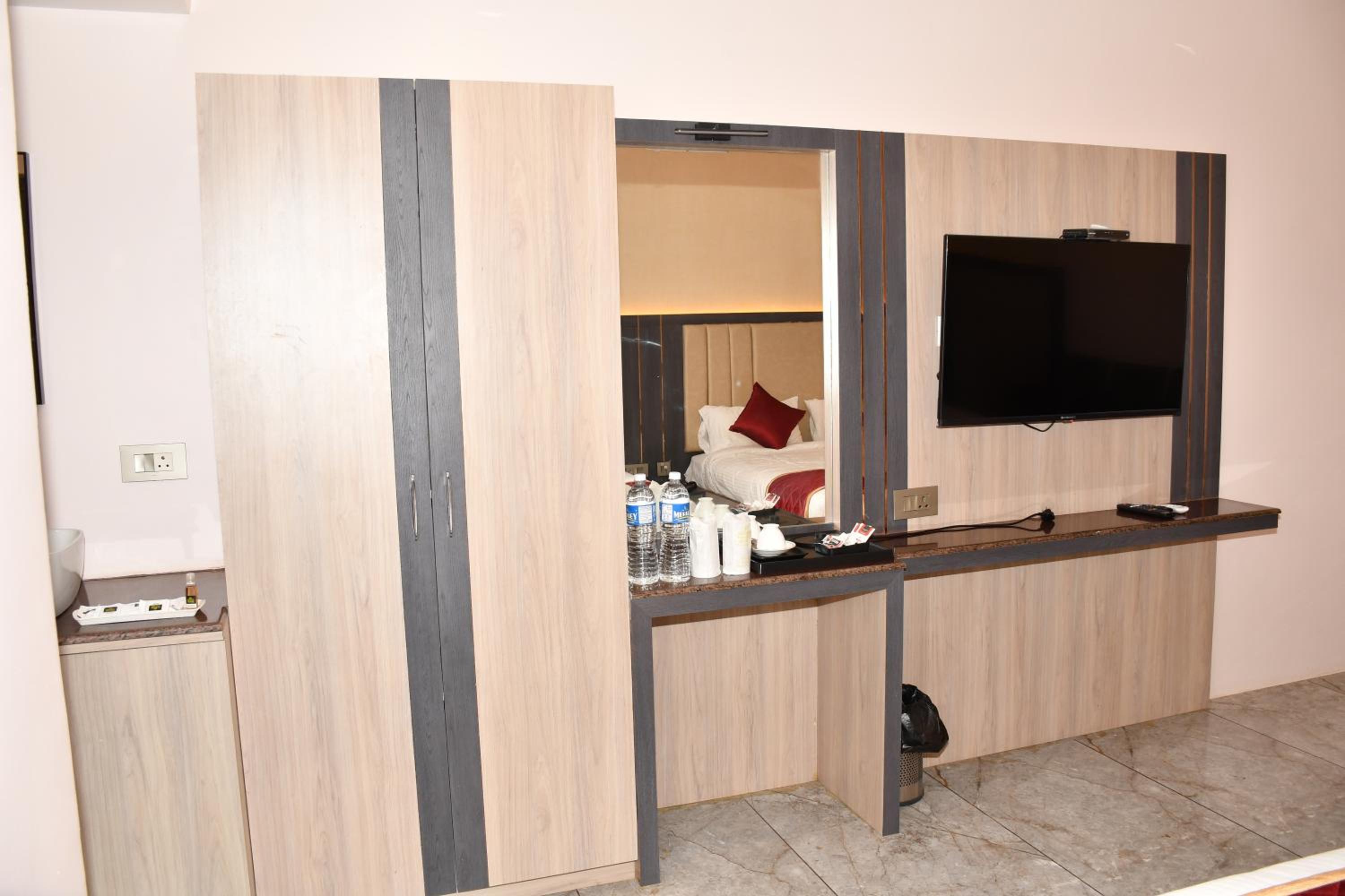 Deluxe Double Room (2 Adults + 1 Child) photo 3