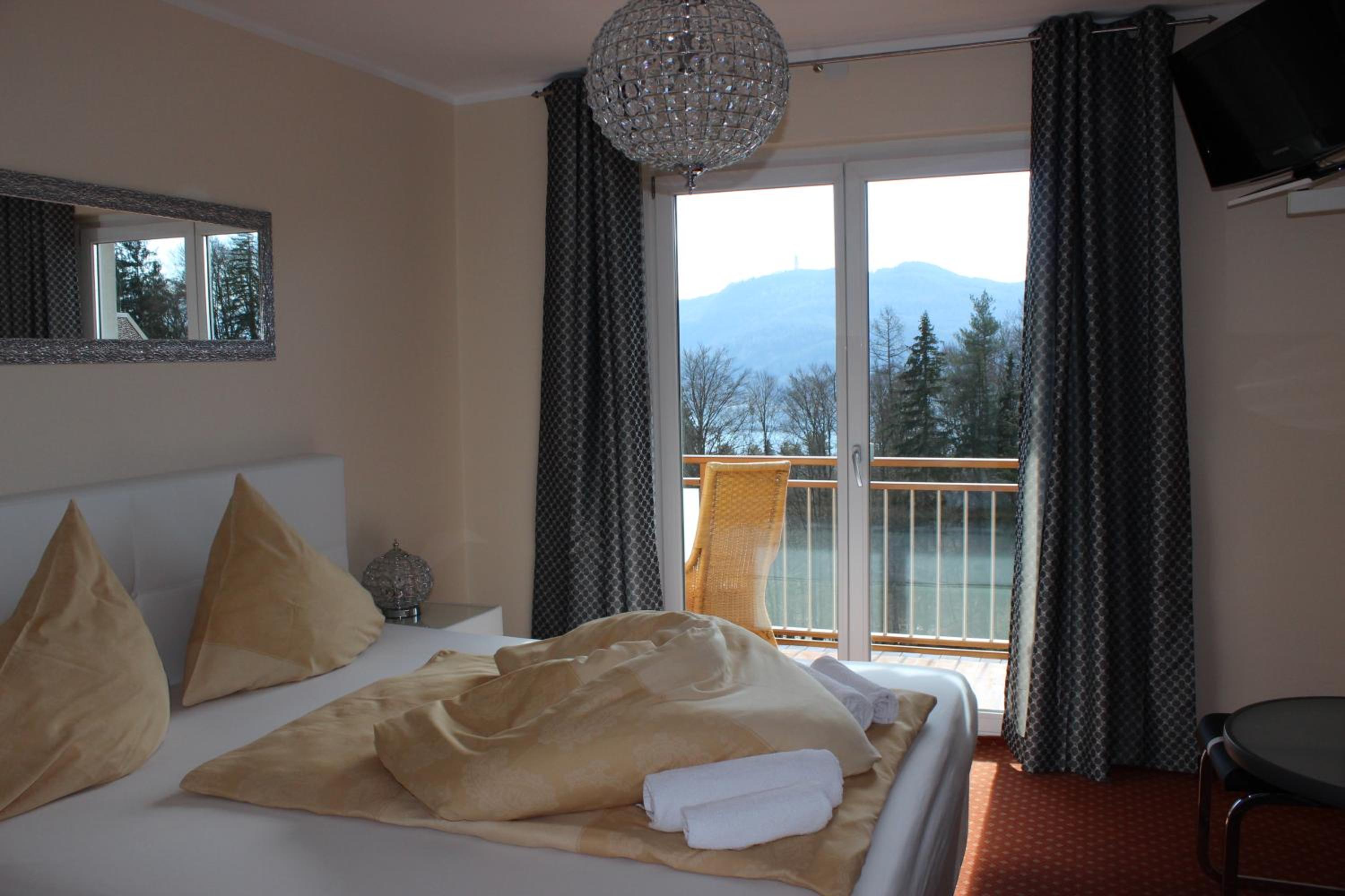 Studio with Balcony and Lake View photo 3