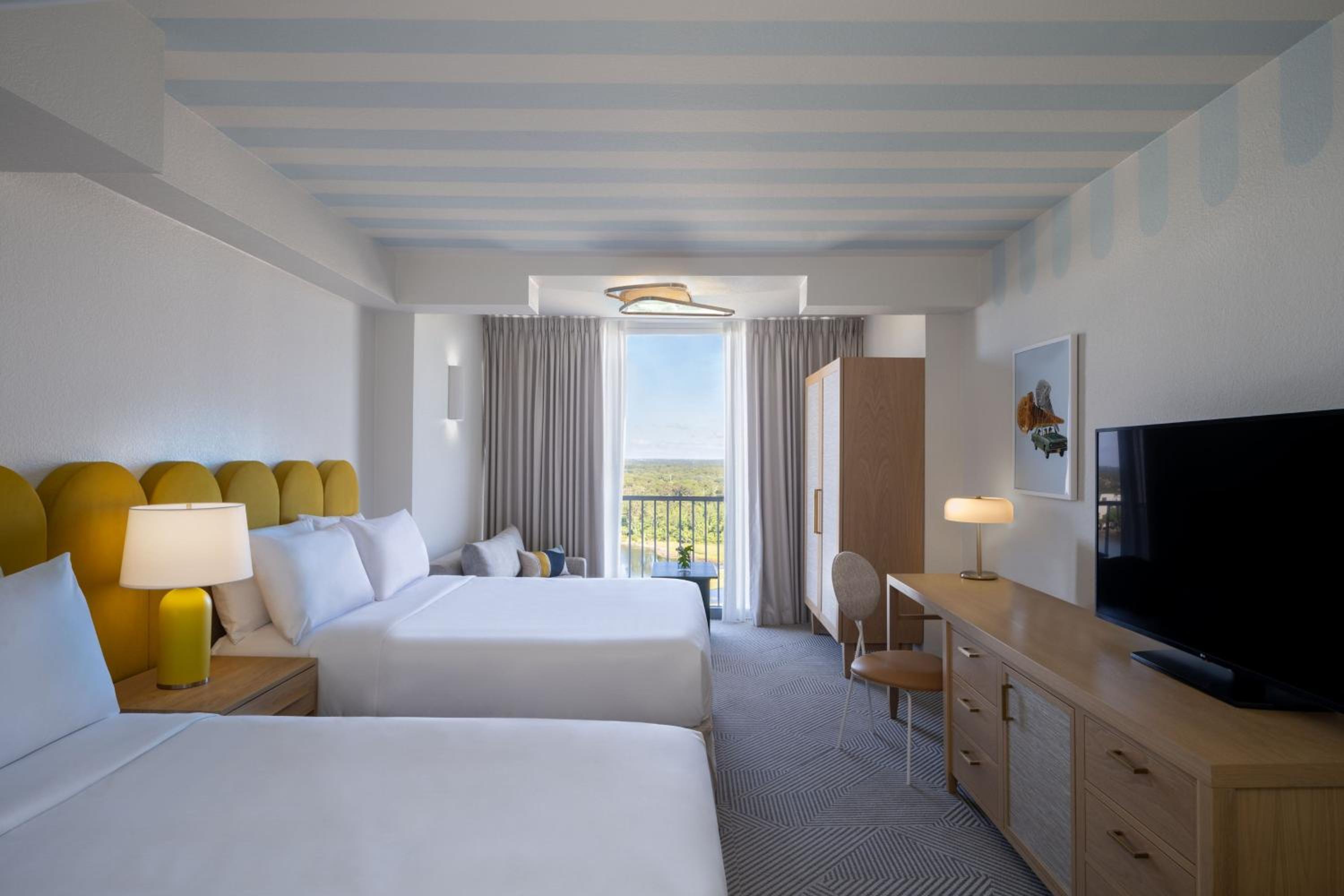 Queen Room with Sofa Bed and City View - Mobility/Hearing Accessible with Roll-in Shower