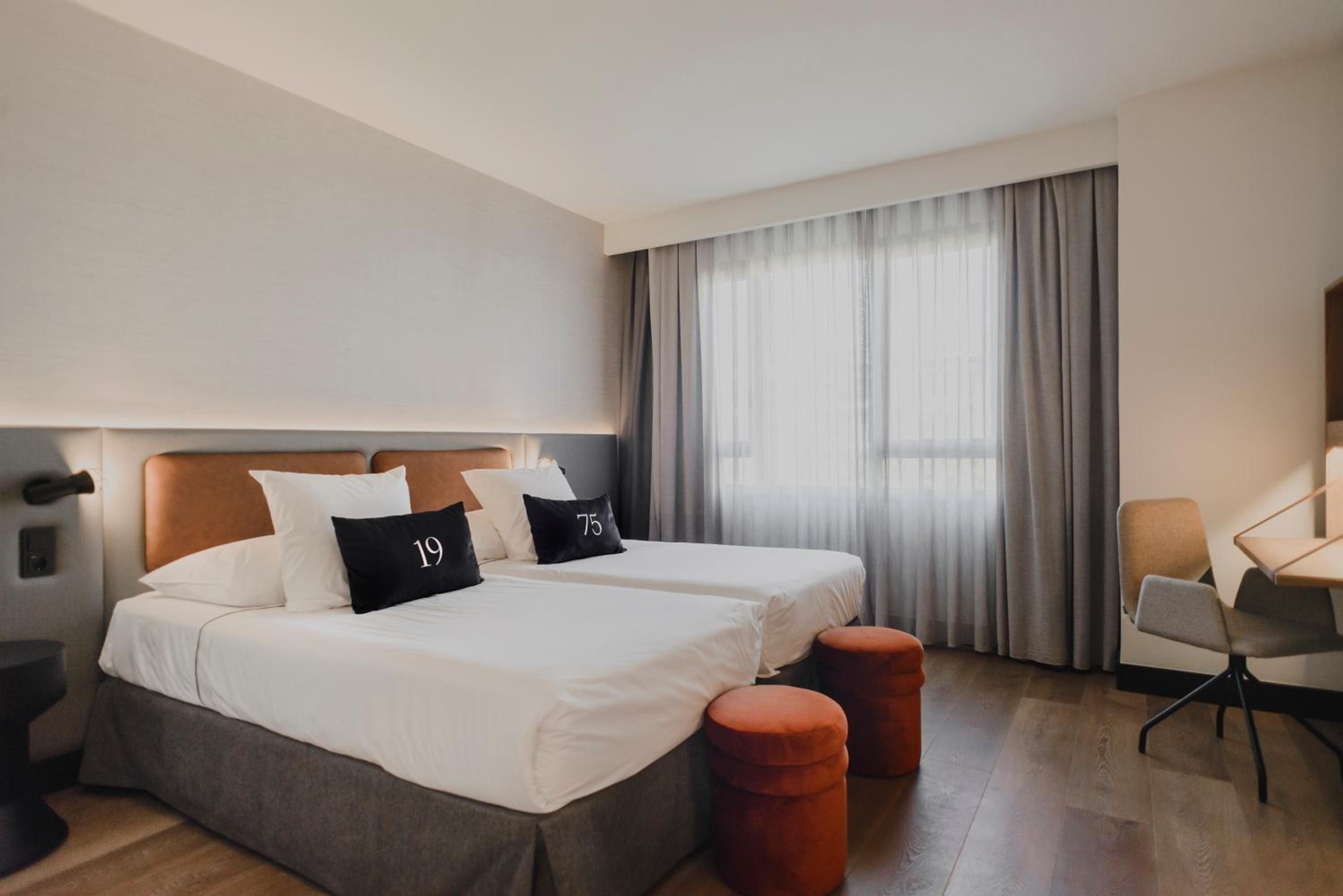 Standard Twin Room thumbnail 5
