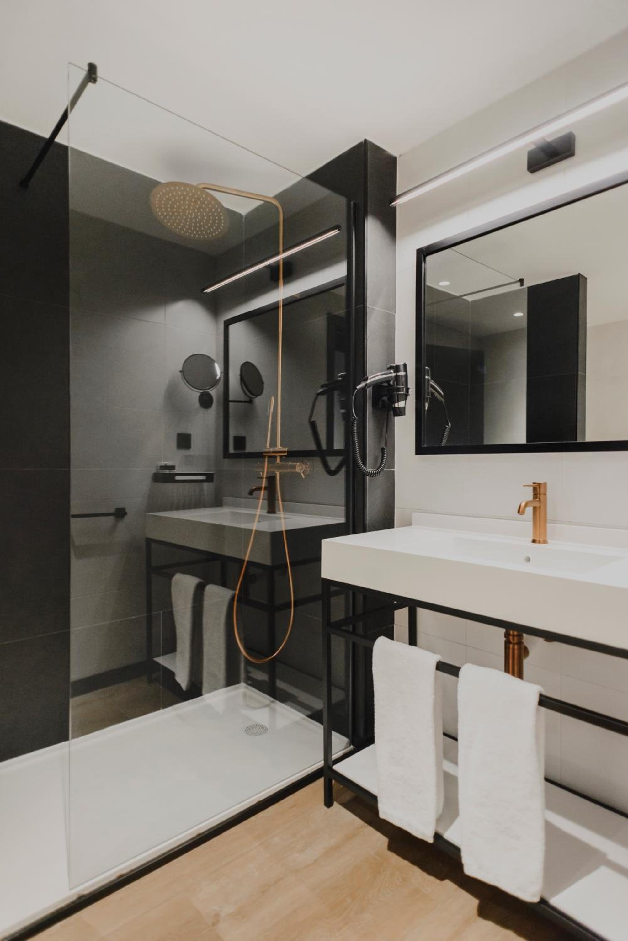 Standard Twin Room - Photo 8