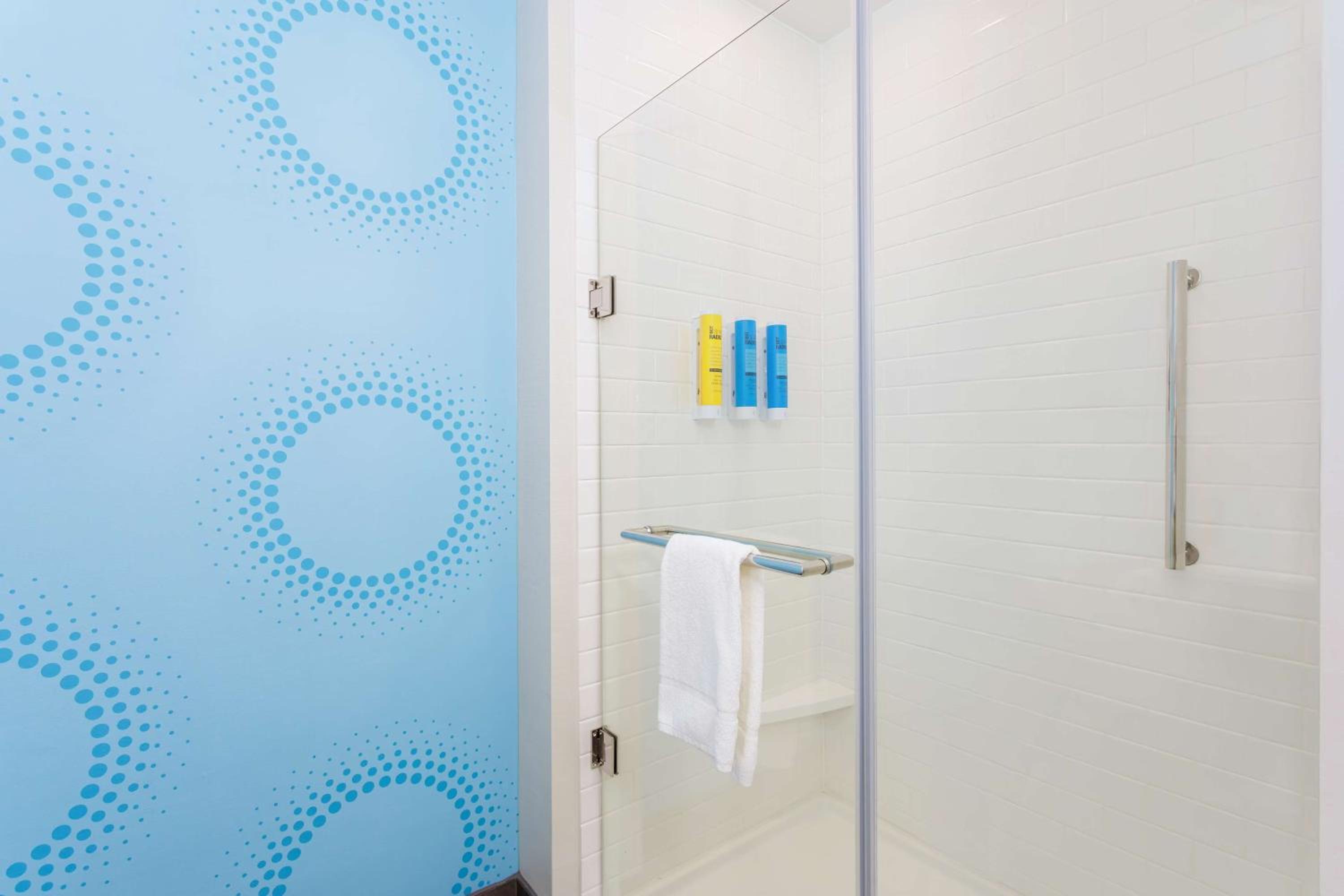 King Room With Walk-In Shower - Photo 1
