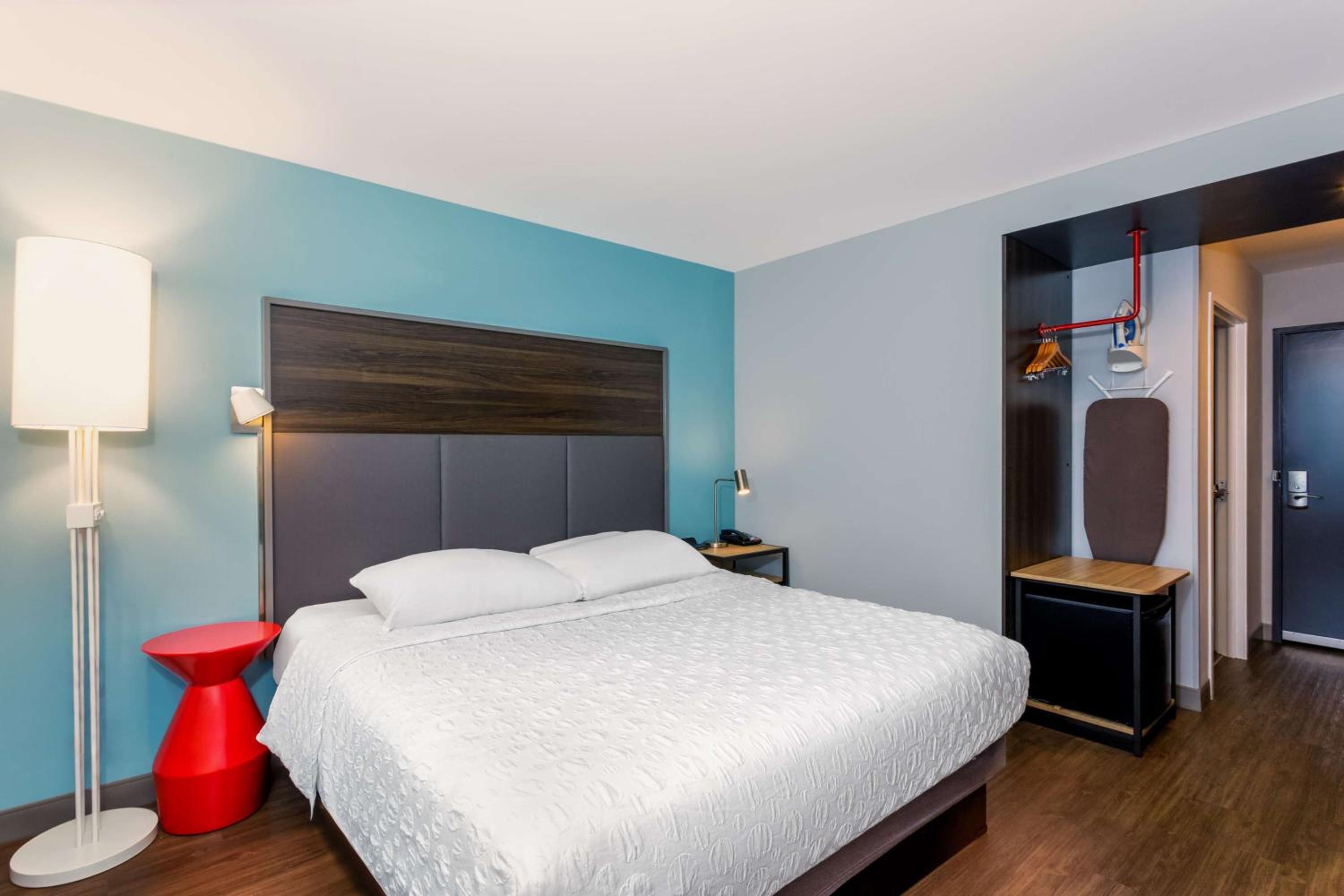 King Room With Walk-In Shower - Photo 2