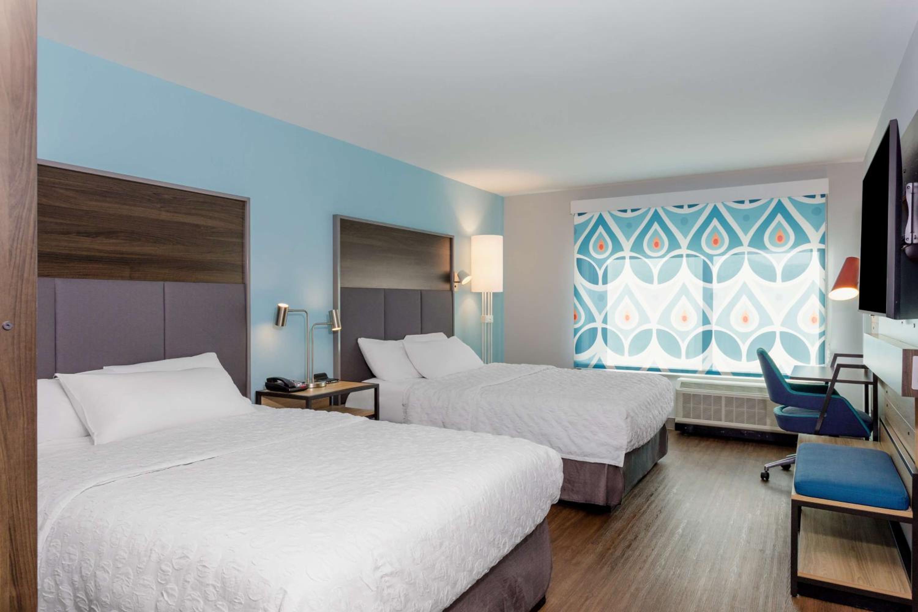 Queen Room With Two Queen Beds And Walk-In Shower - Photo 2