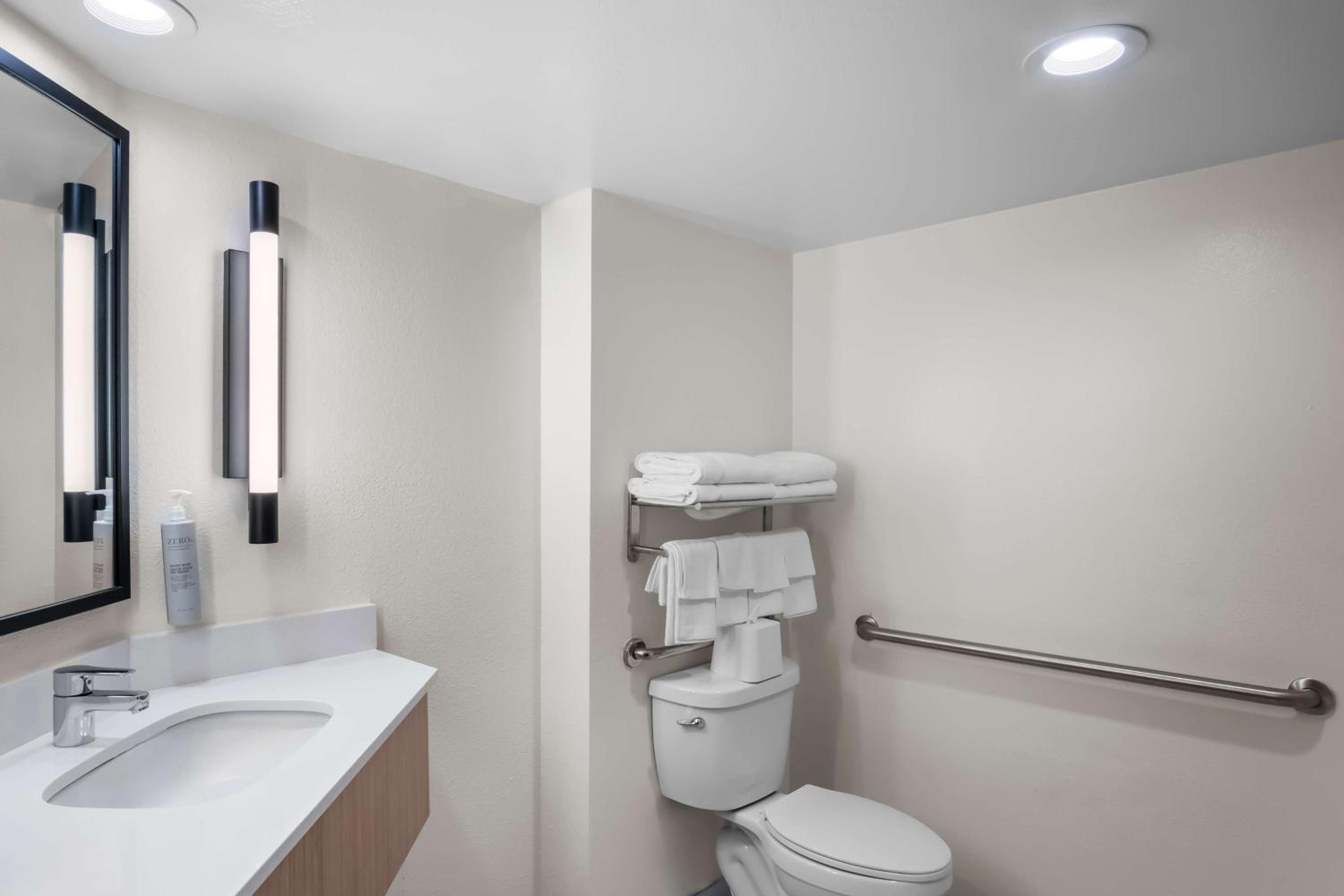 Queen Room with Two Queen Beds and Mobility Accessible Tub - Photo 2