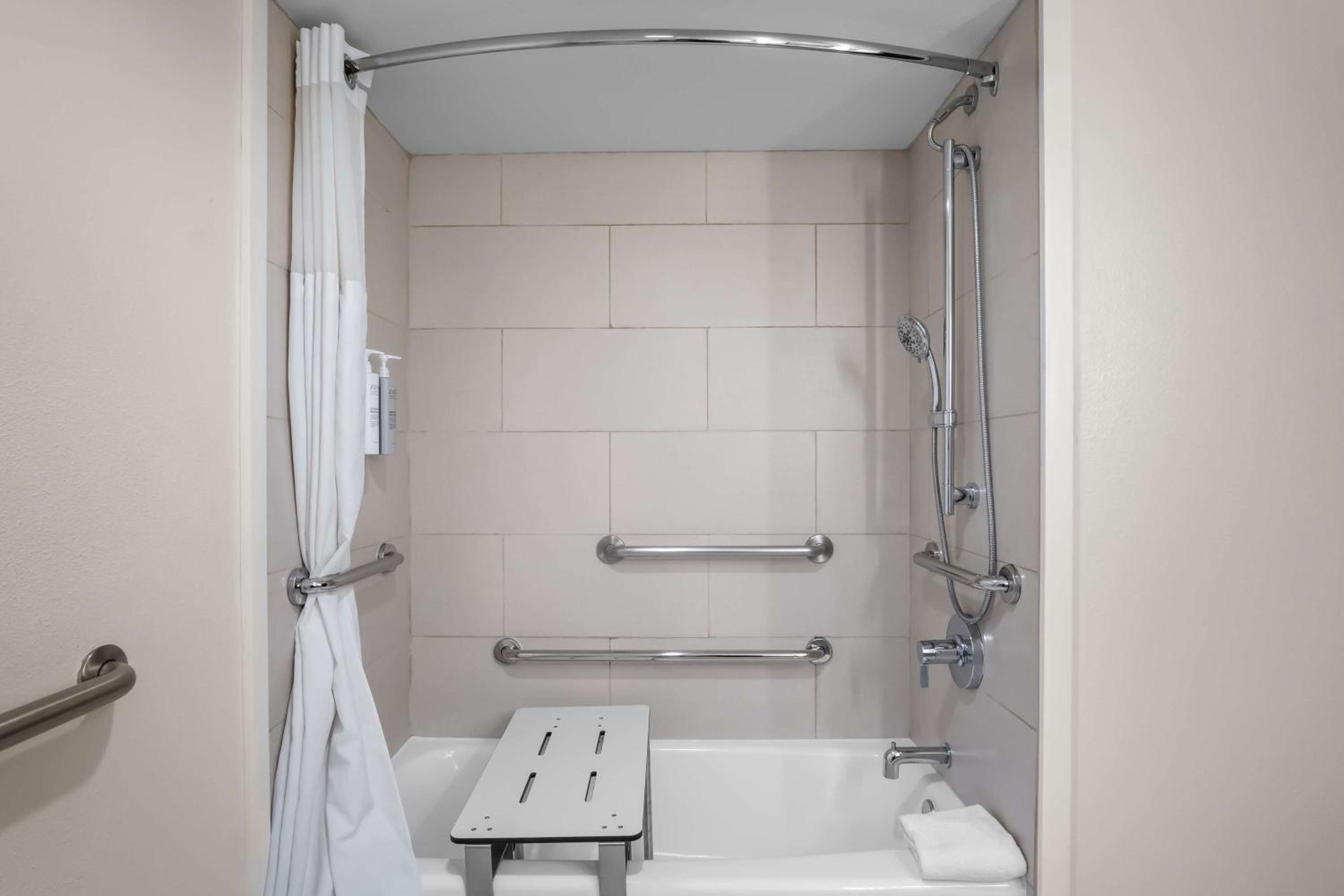 Queen Room with Two Queen Beds and Mobility Accessible Tub - Photo 4