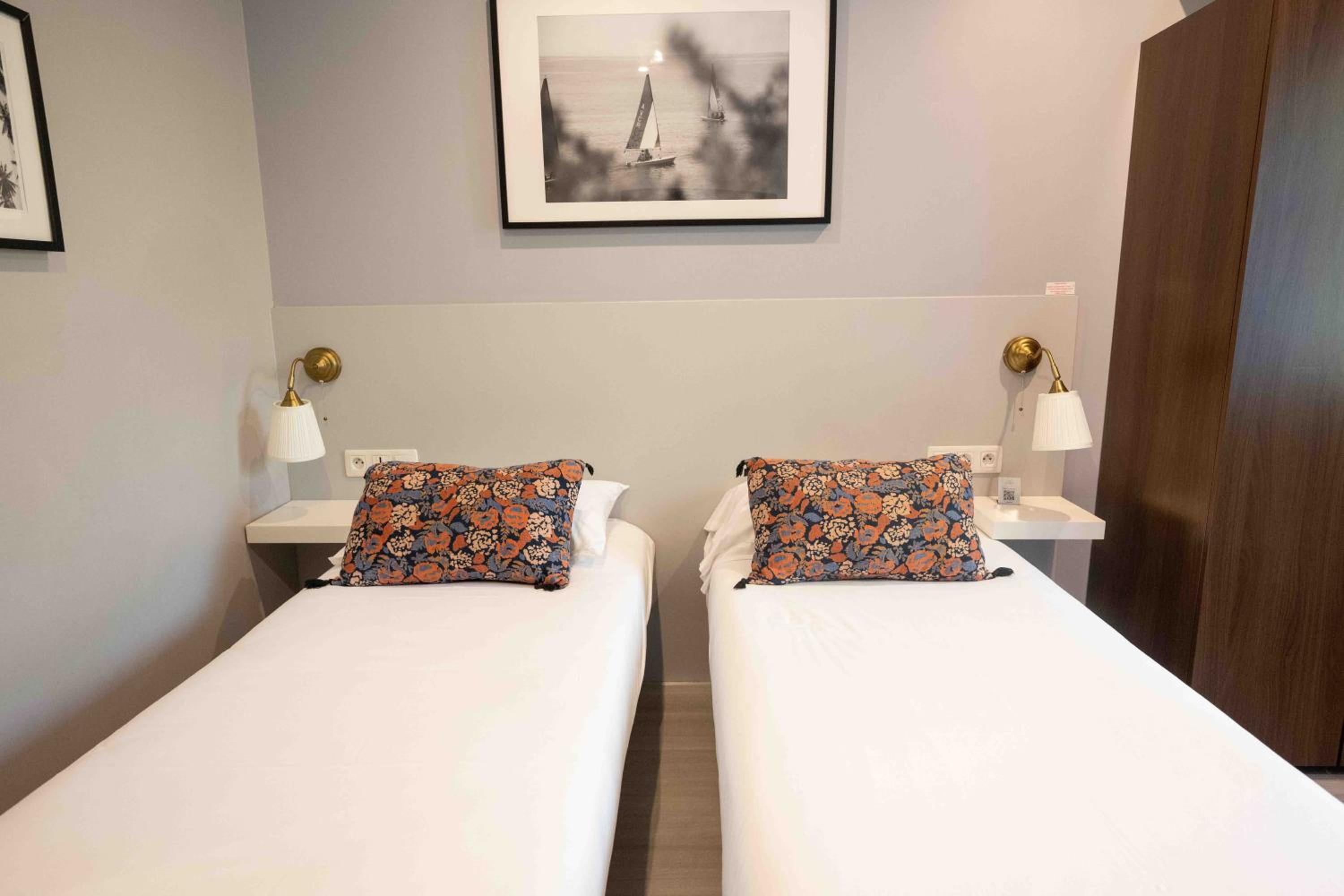 Standard Twin room with pine forest view - Photo 1