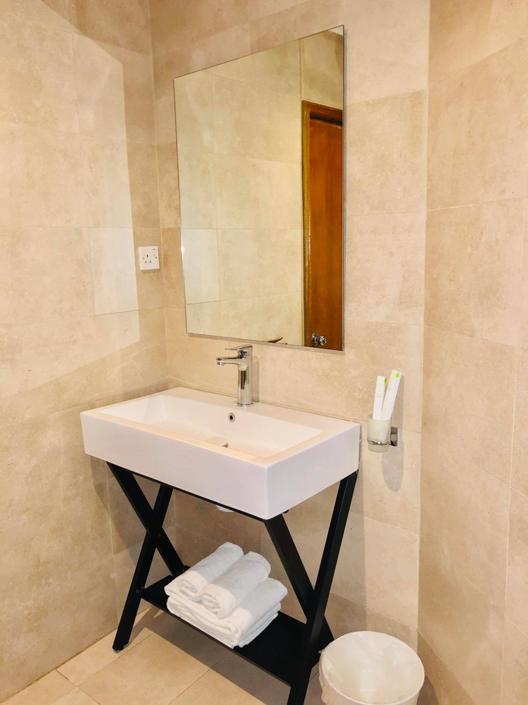 Single Room - Photo 8