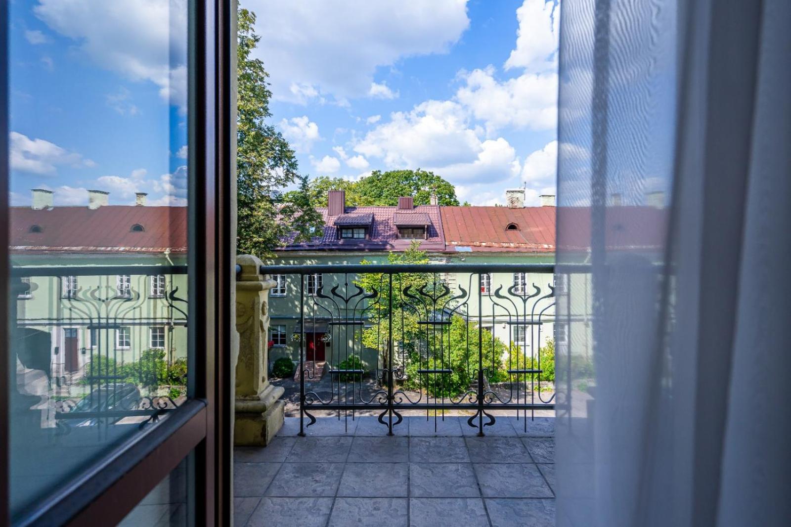 Queen Room with Balcony - Photo 1