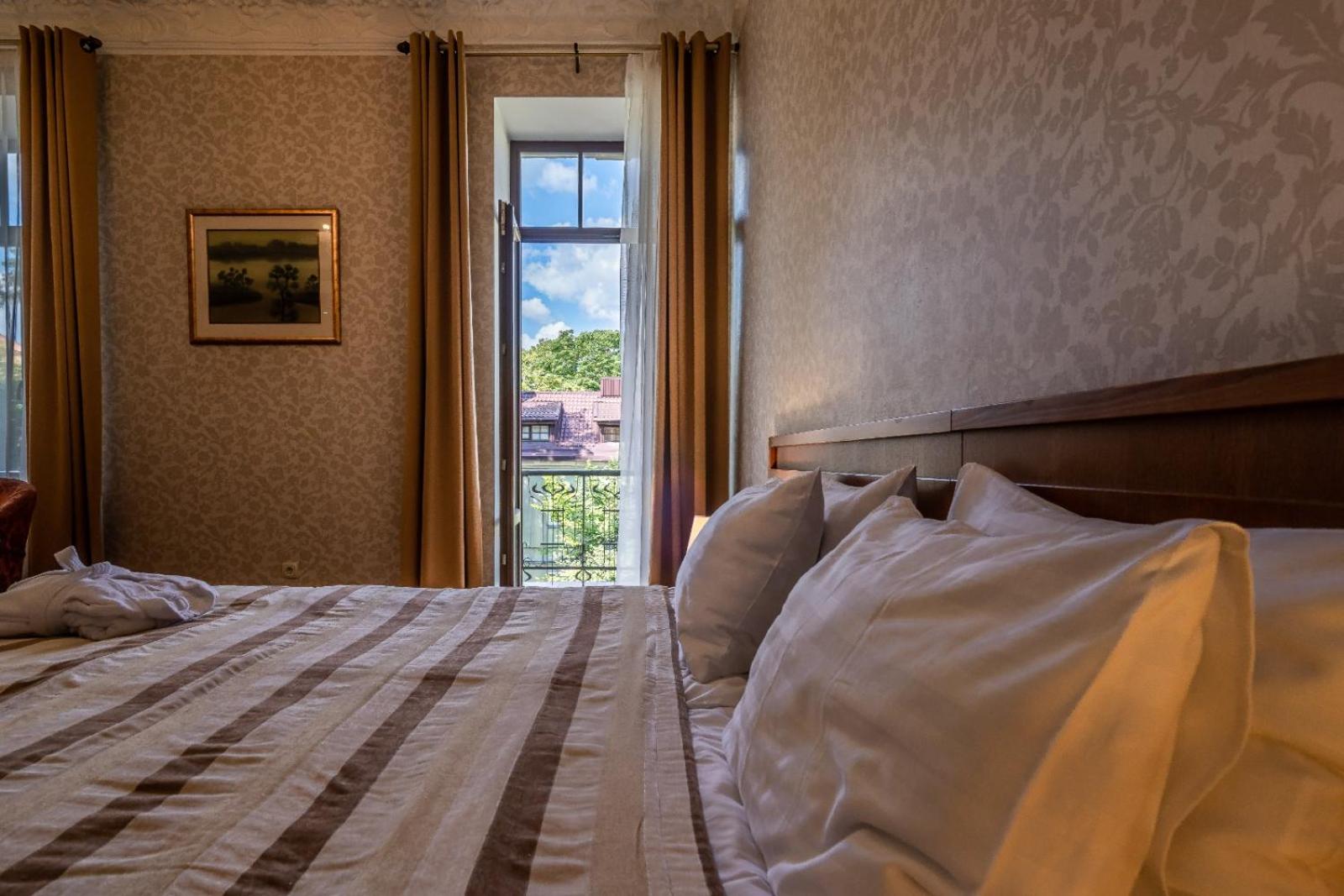Queen Room with Balcony - Photo 2