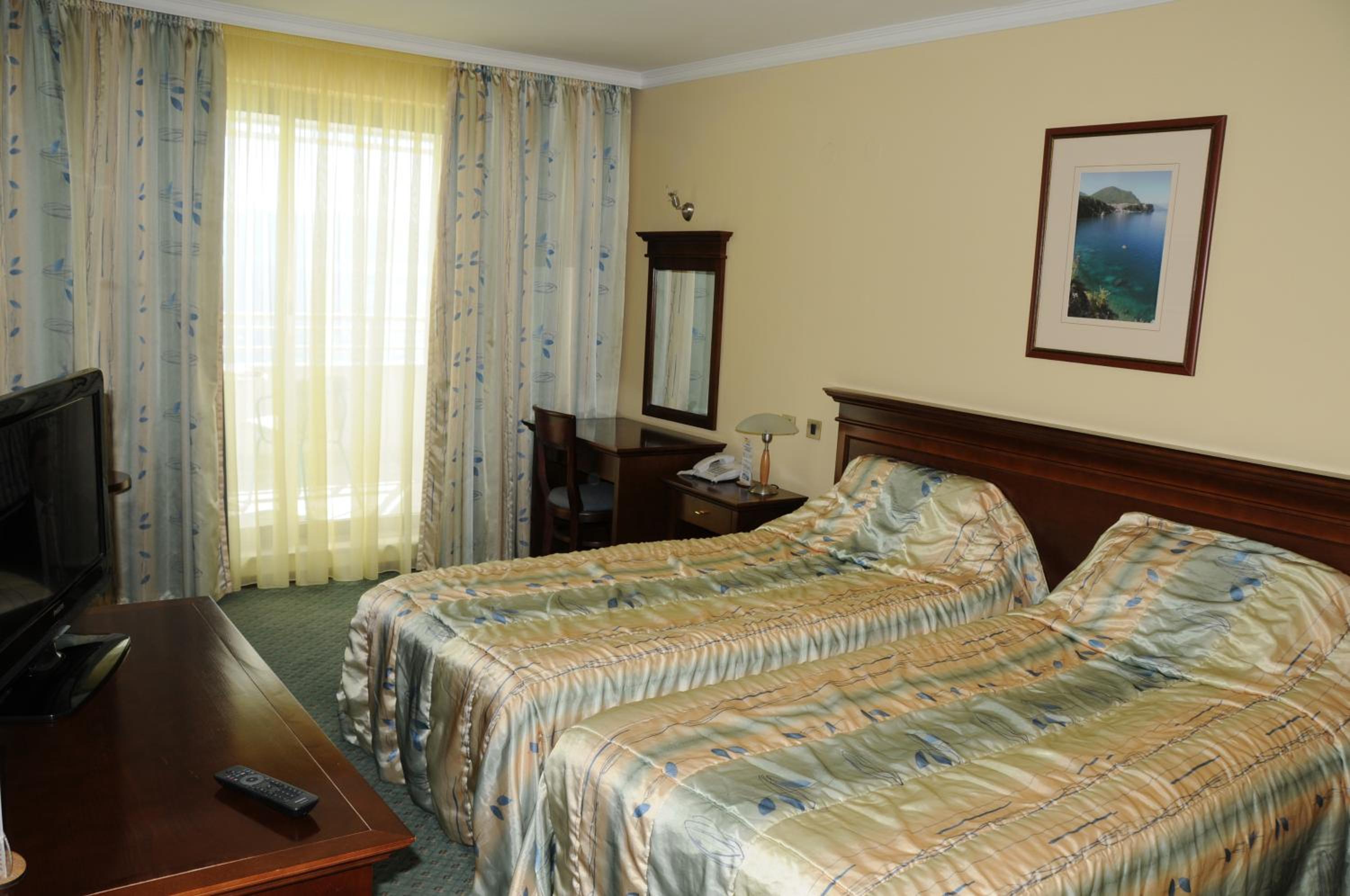 Double Room with Extra Bed (2 Adults + 1 Child) - Photo 1