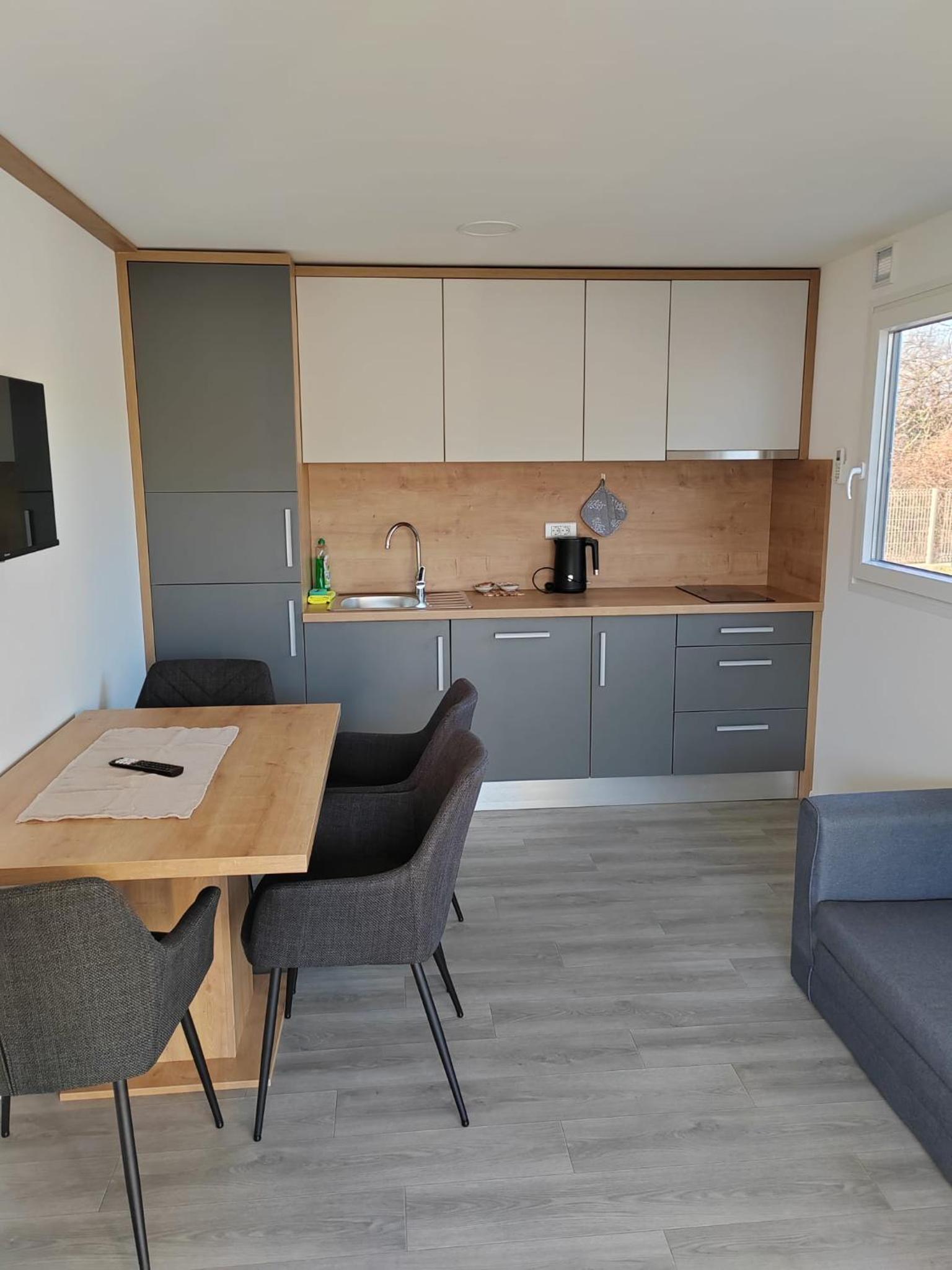Mobile Home - Photo 5