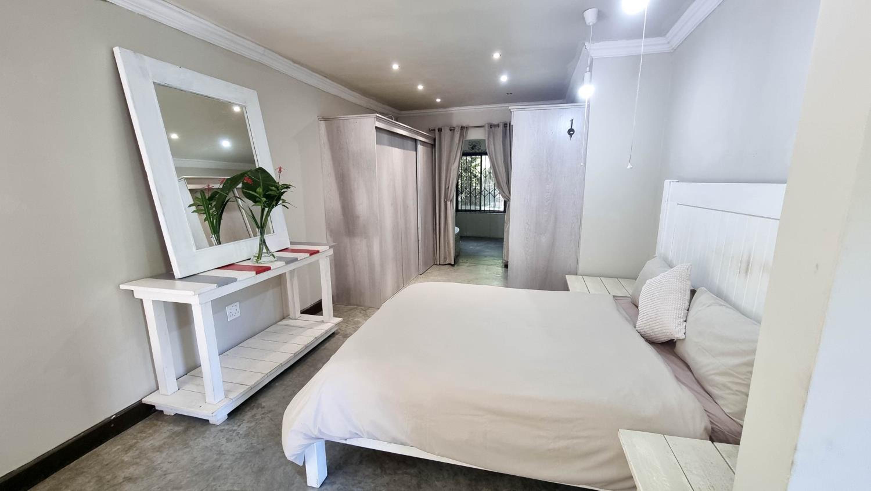 Three-Bedroom House photo 3