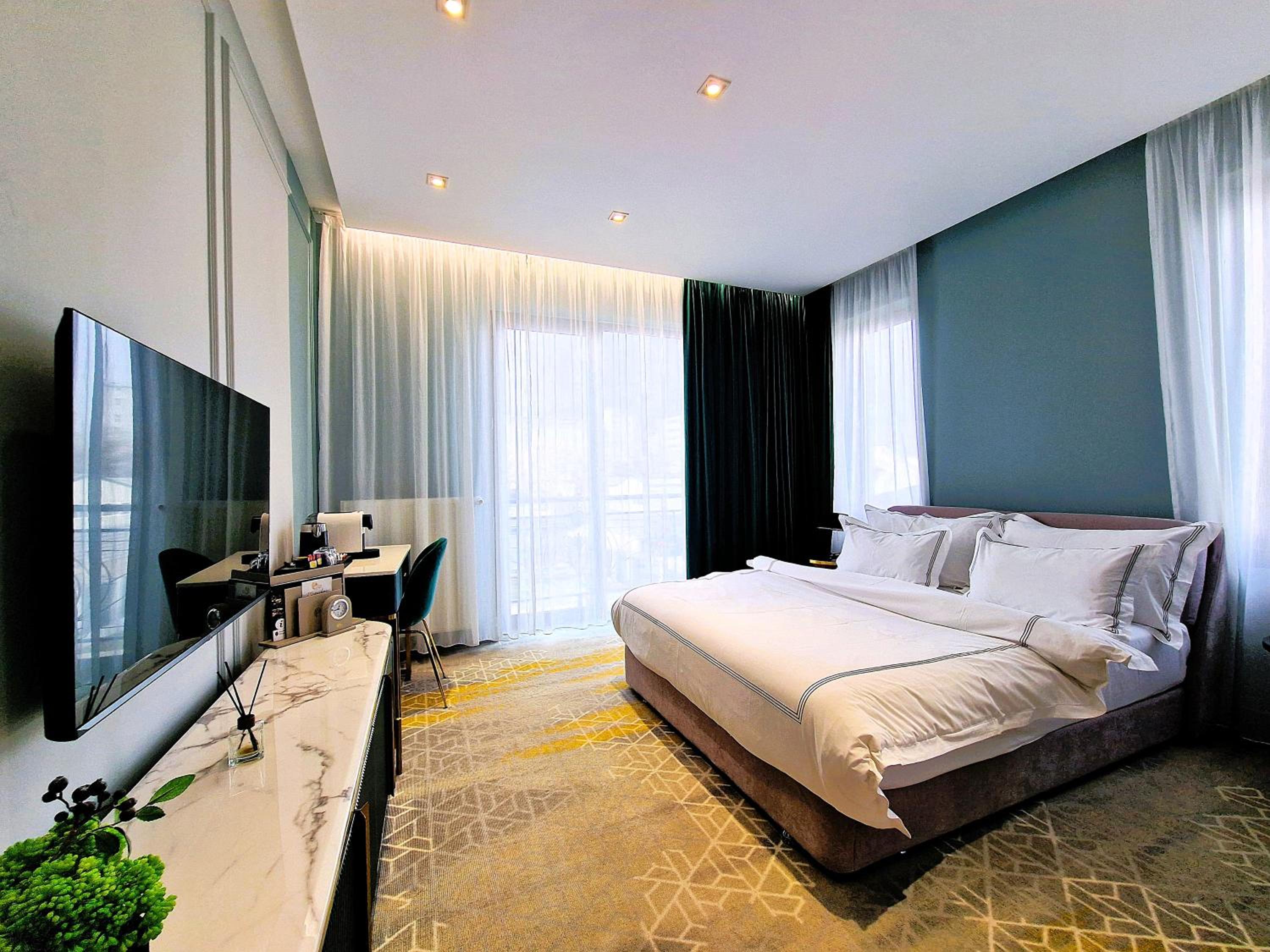 Deluxe Double Room with Balcony - Photo 2