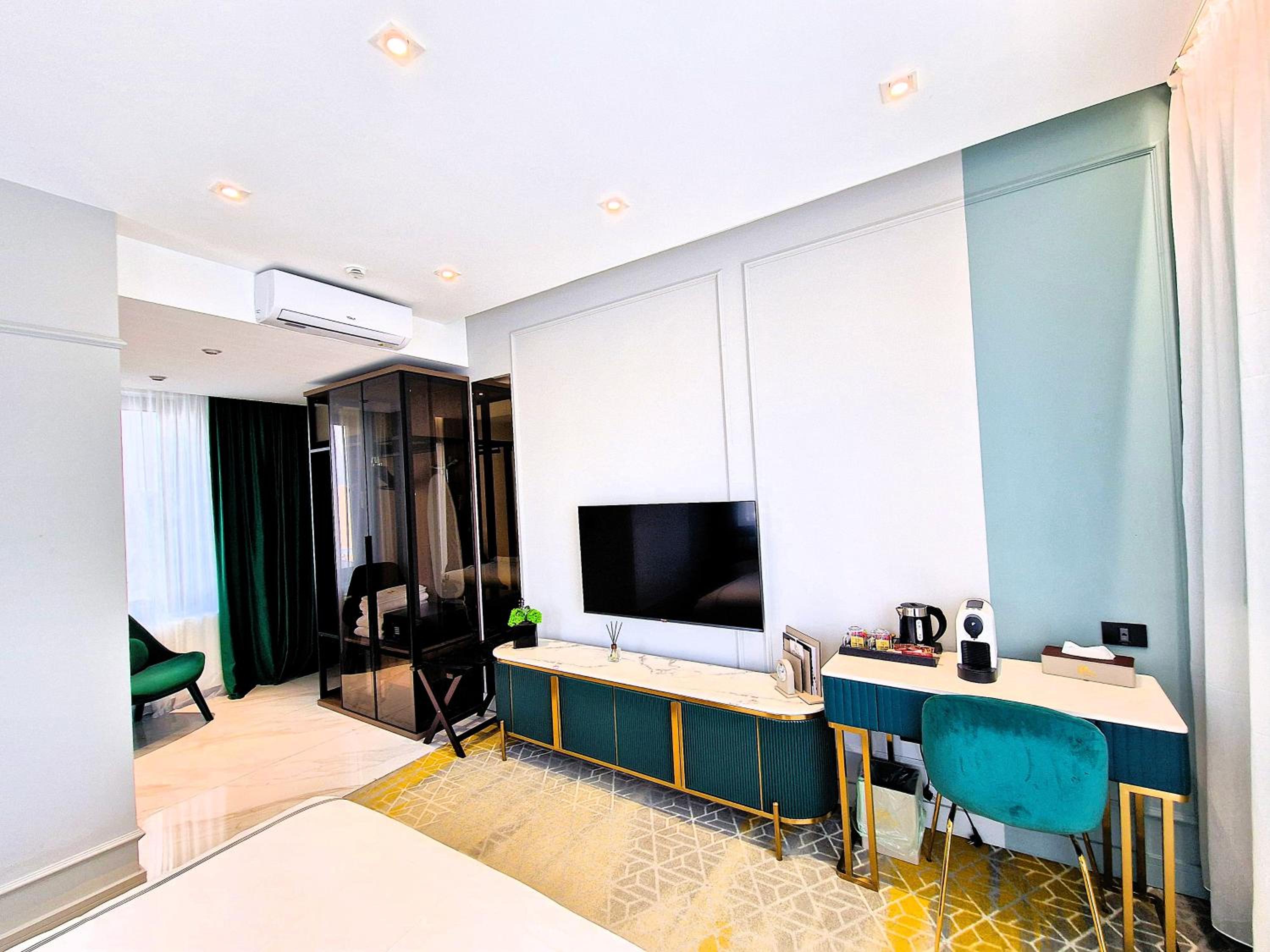 Deluxe Double Room with Balcony - Photo 3