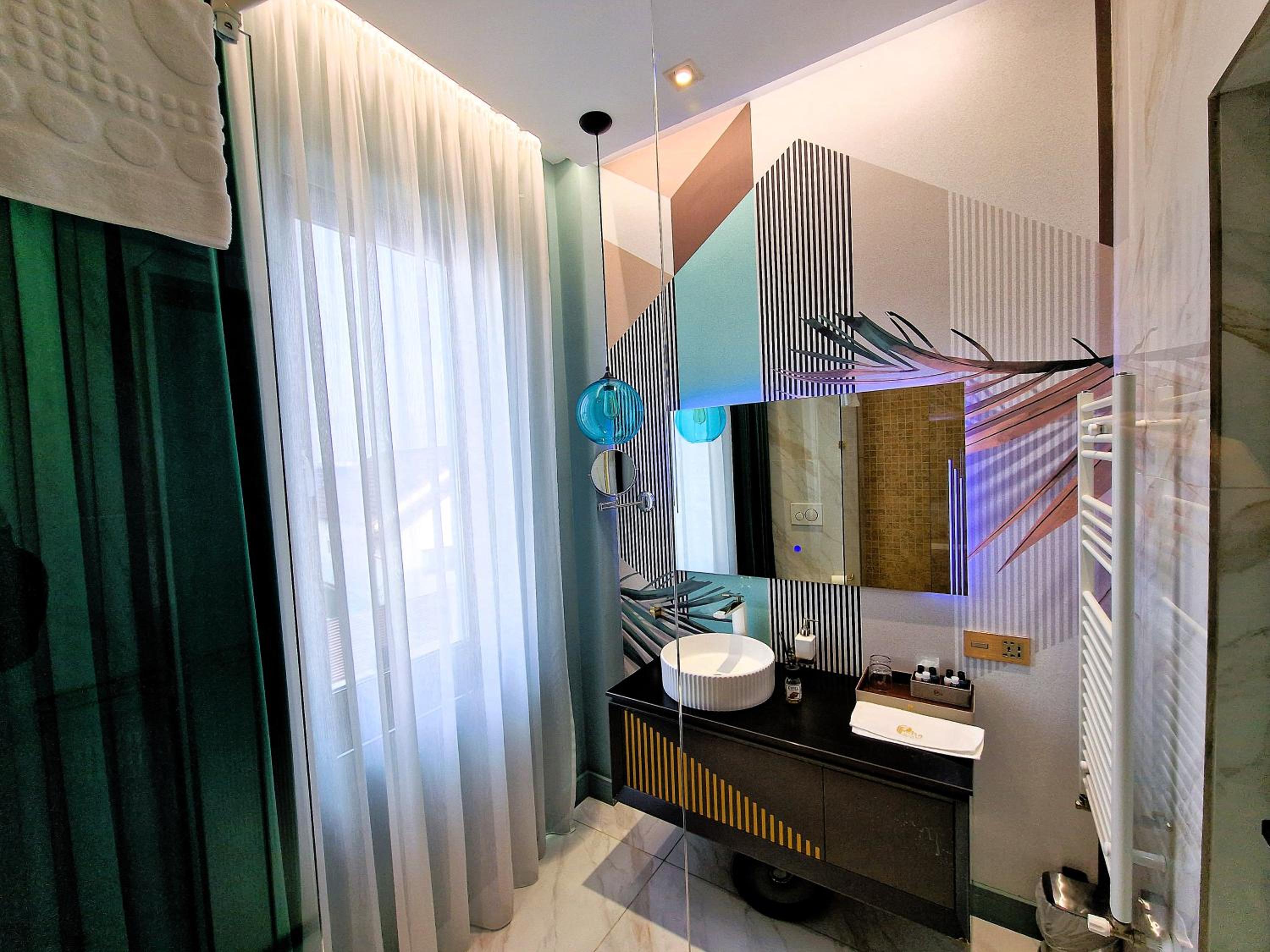 Deluxe Double Room with Balcony - Photo 4