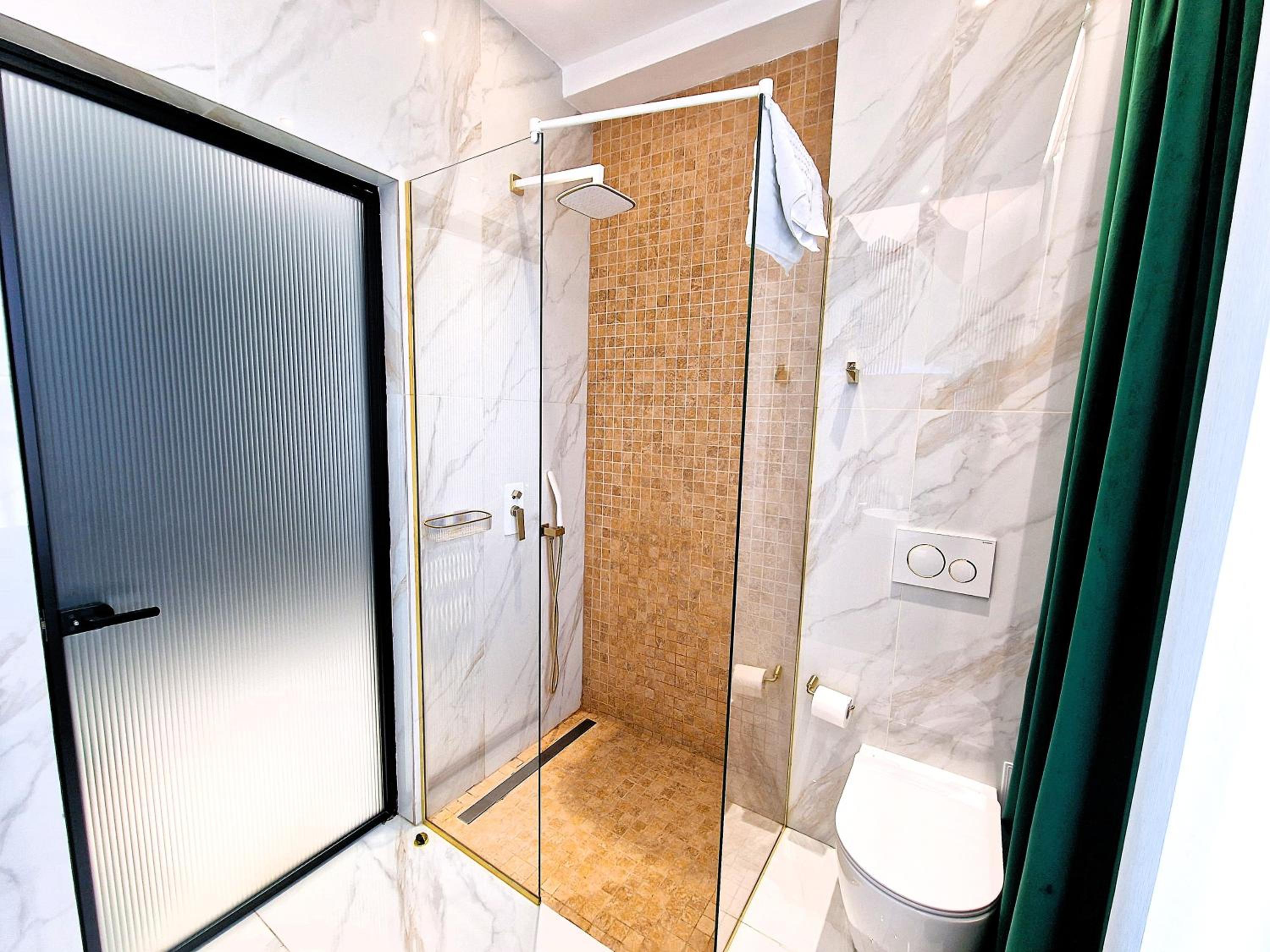 Deluxe Double Room with Balcony - Photo 5