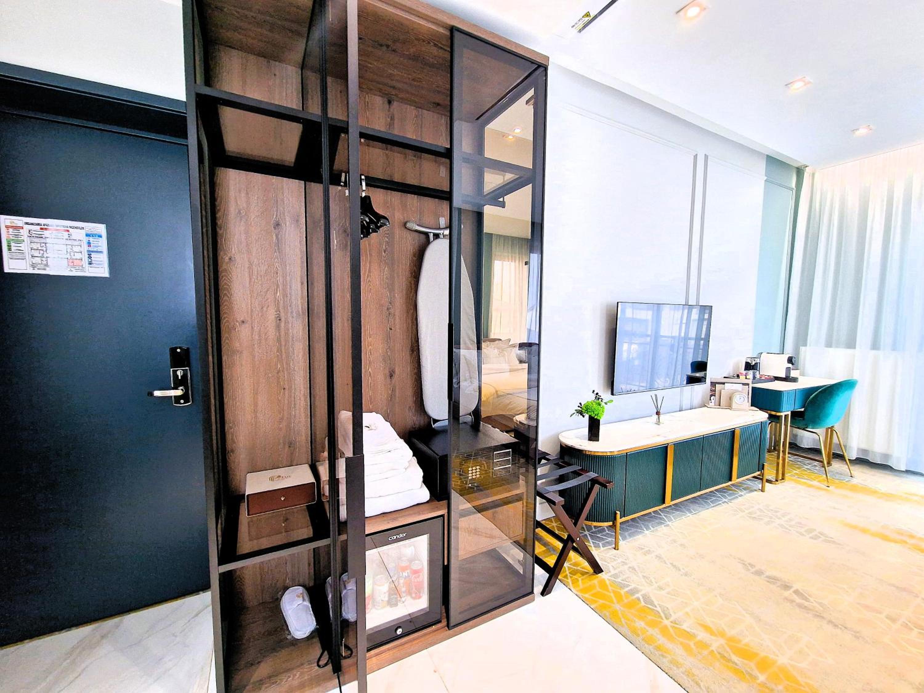 Deluxe Double Room with Balcony - Photo 6