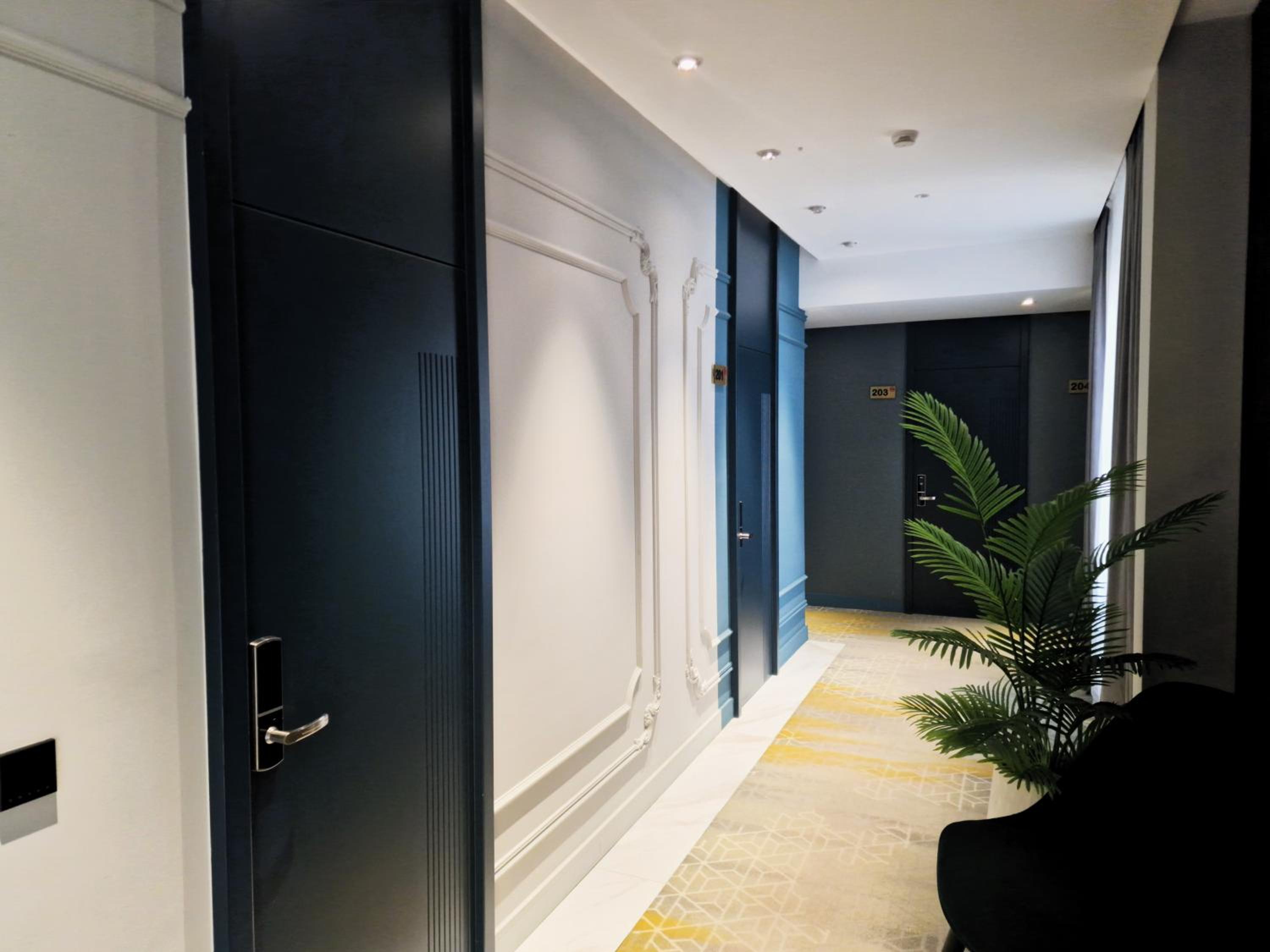 Deluxe Double Room with Balcony - Photo 7