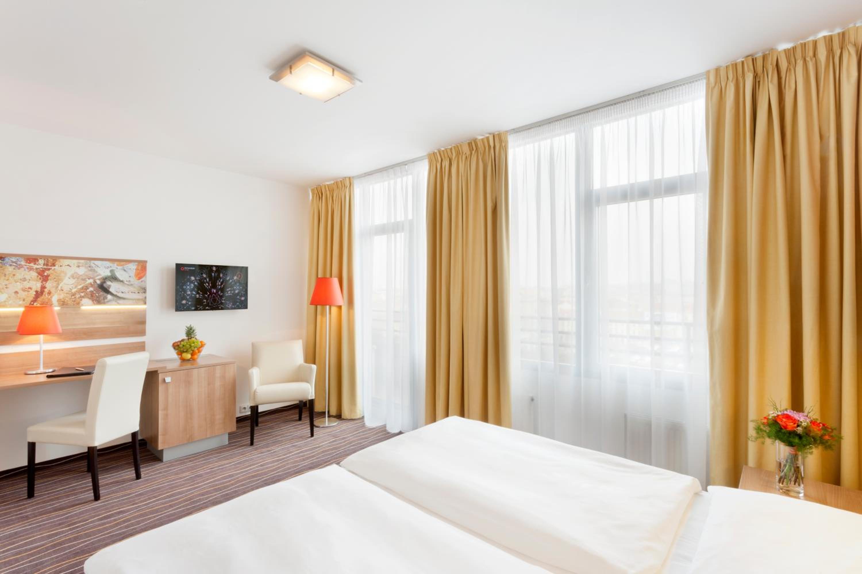 Standard Twin Room thumbnail 6
