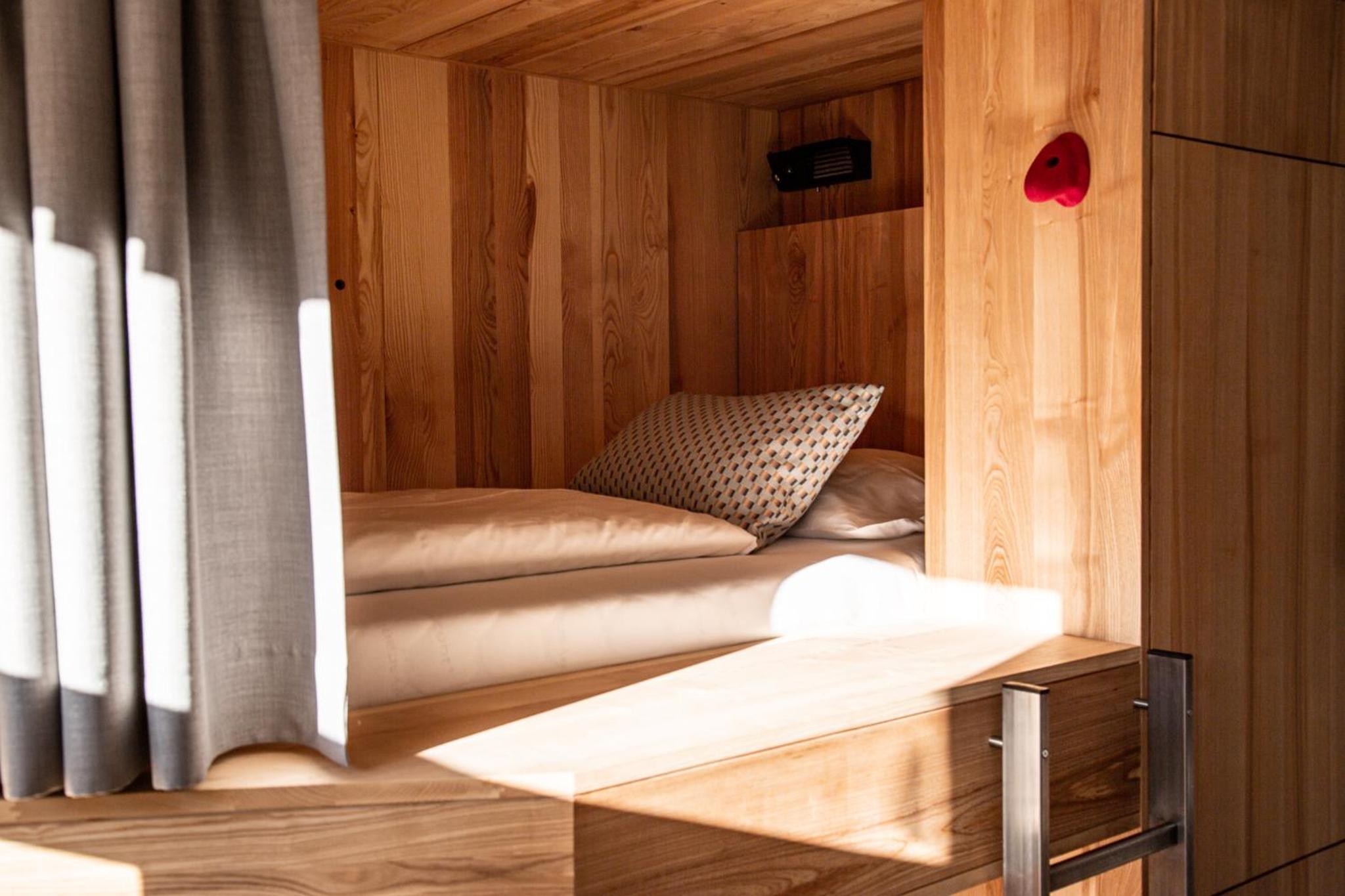 6-Bed Mixed Dormitory Room photo 2