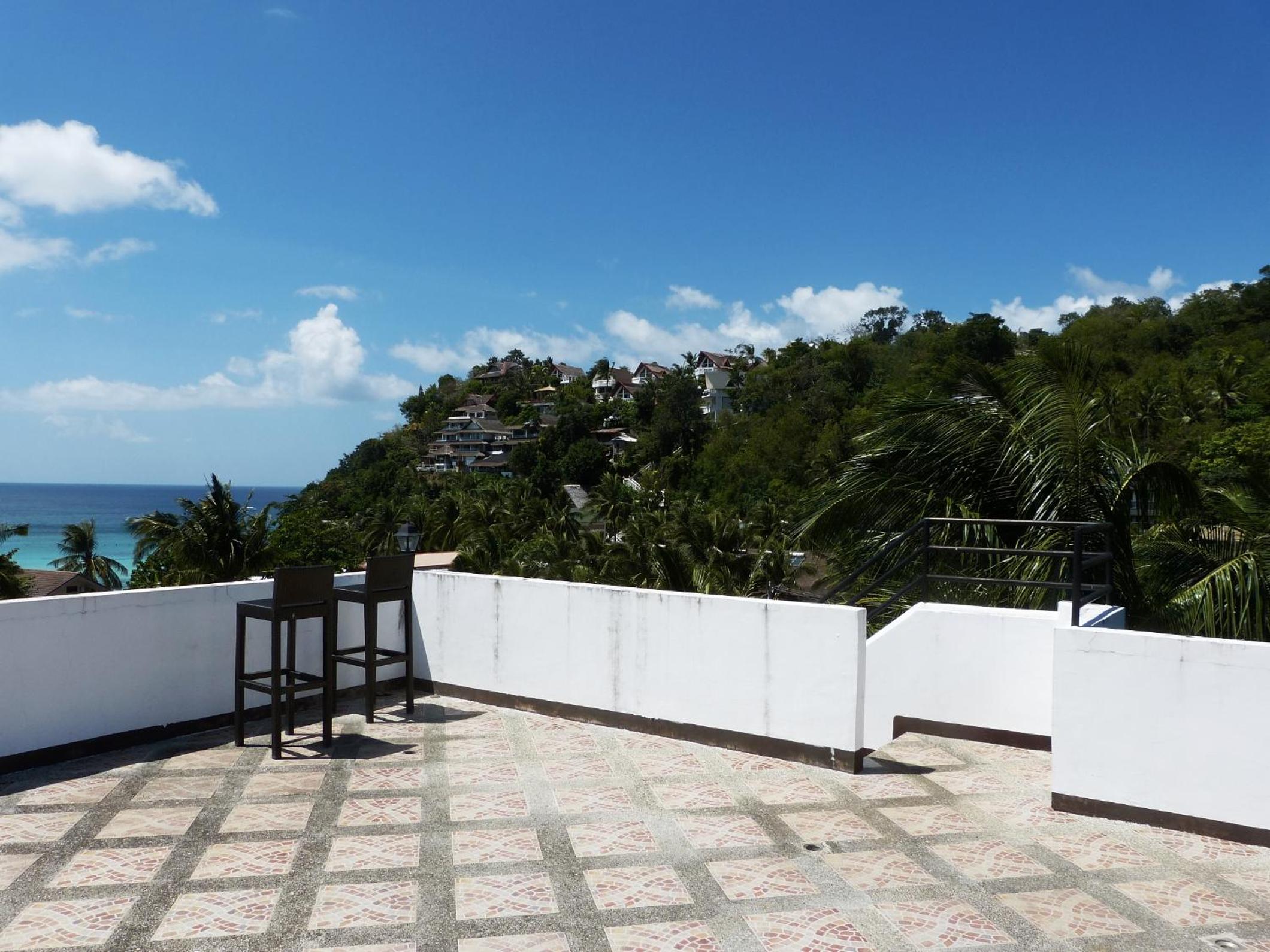 Deluxe Suite with Sea View - Photo 9