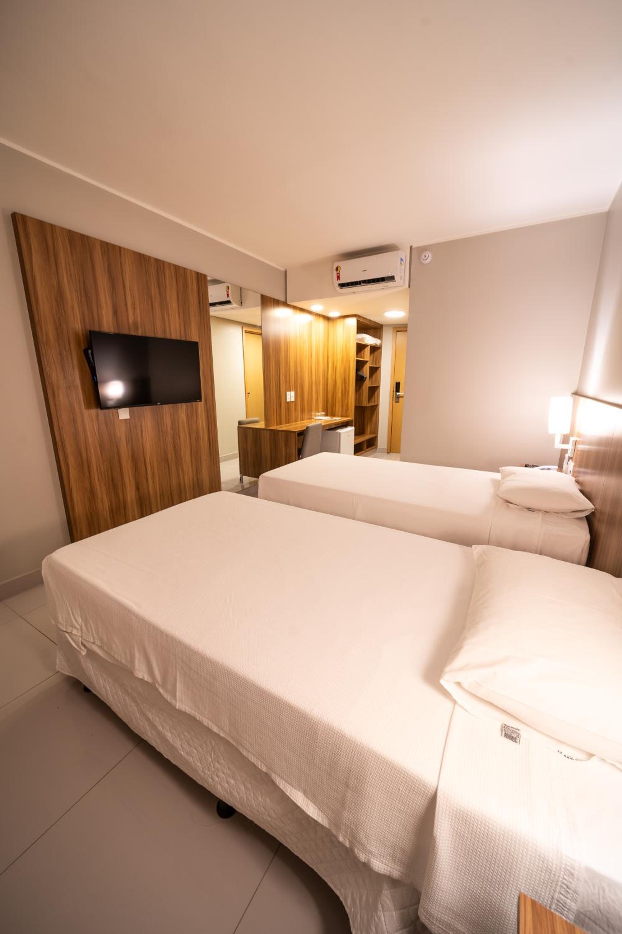 Standard Twin Room - Photo 7