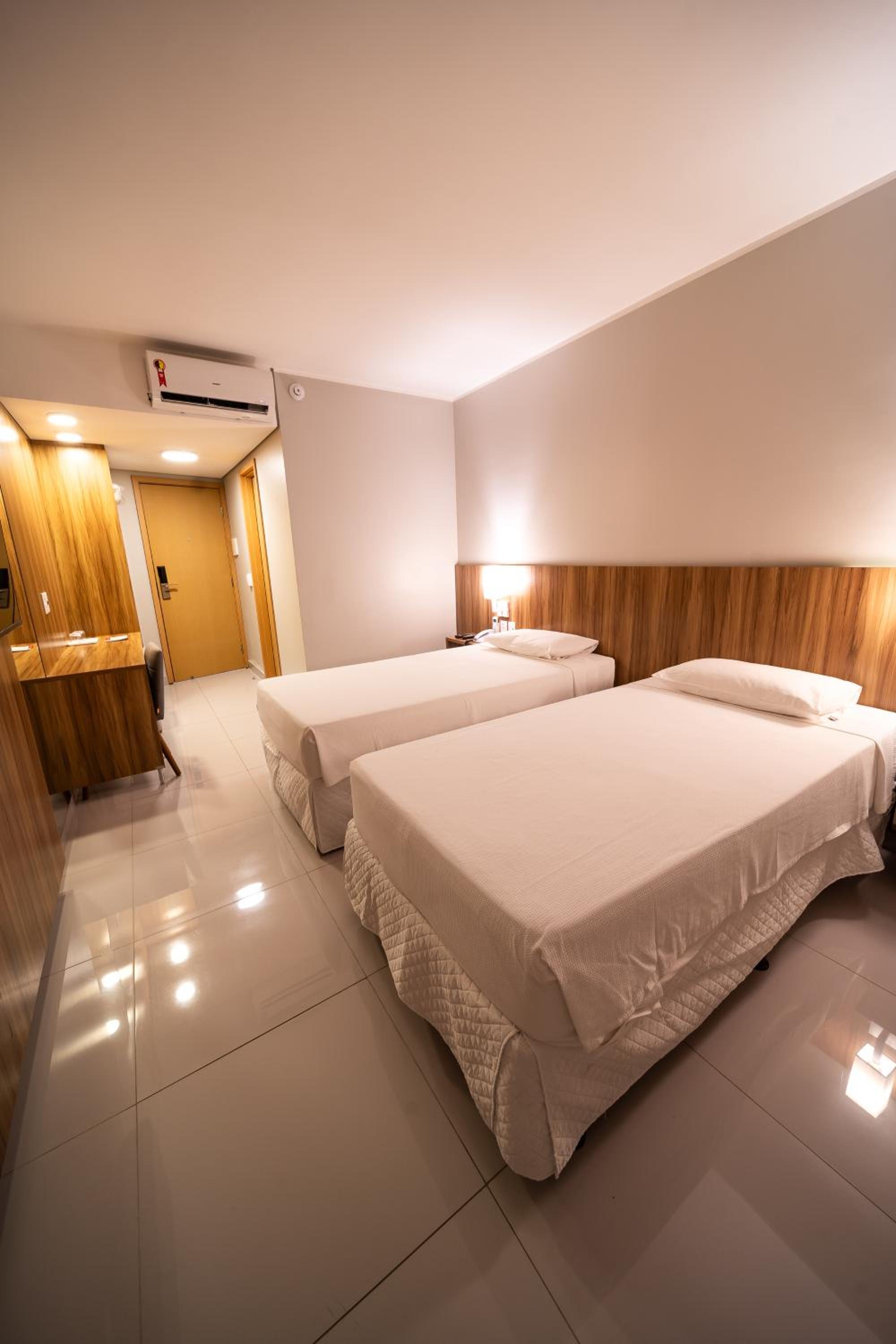 Standard Twin Room - Photo 8