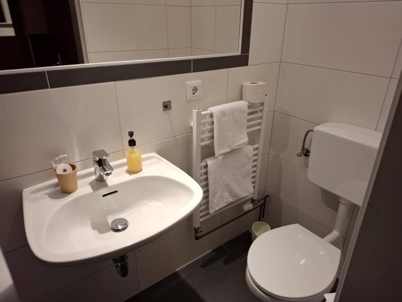 Small Double Room - Photo 4