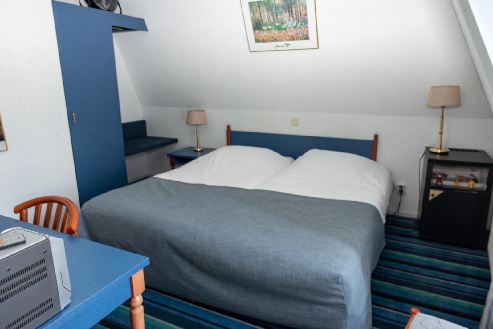 Small Twin Room - Photo 2