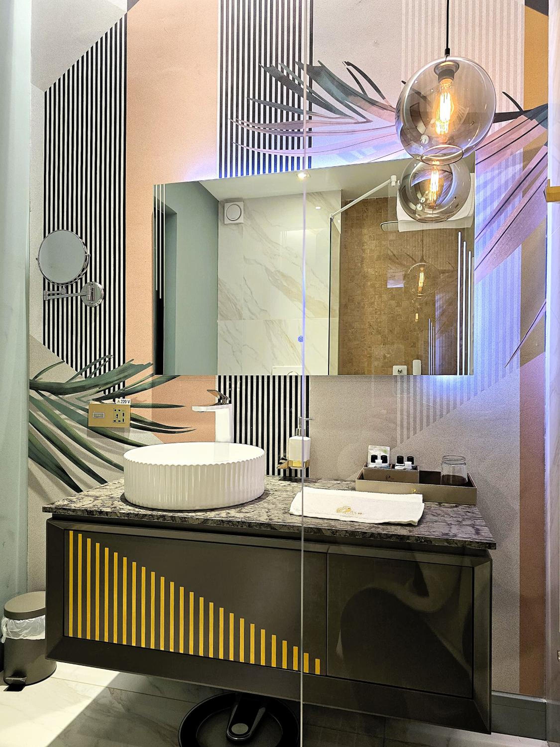 Deluxe Double Room with Balcony - Photo 9