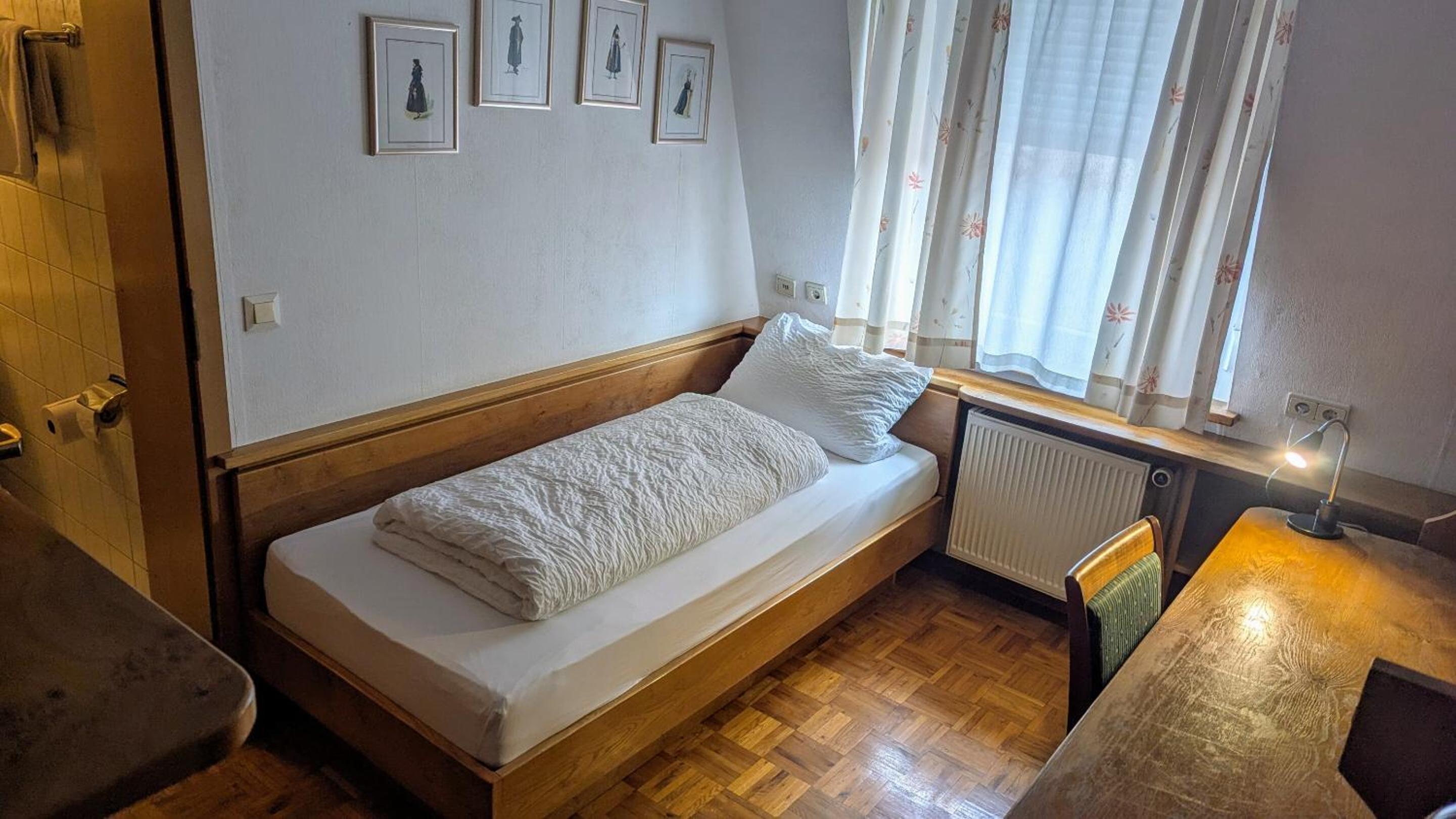 Single Room with Private Bathroom photo 2