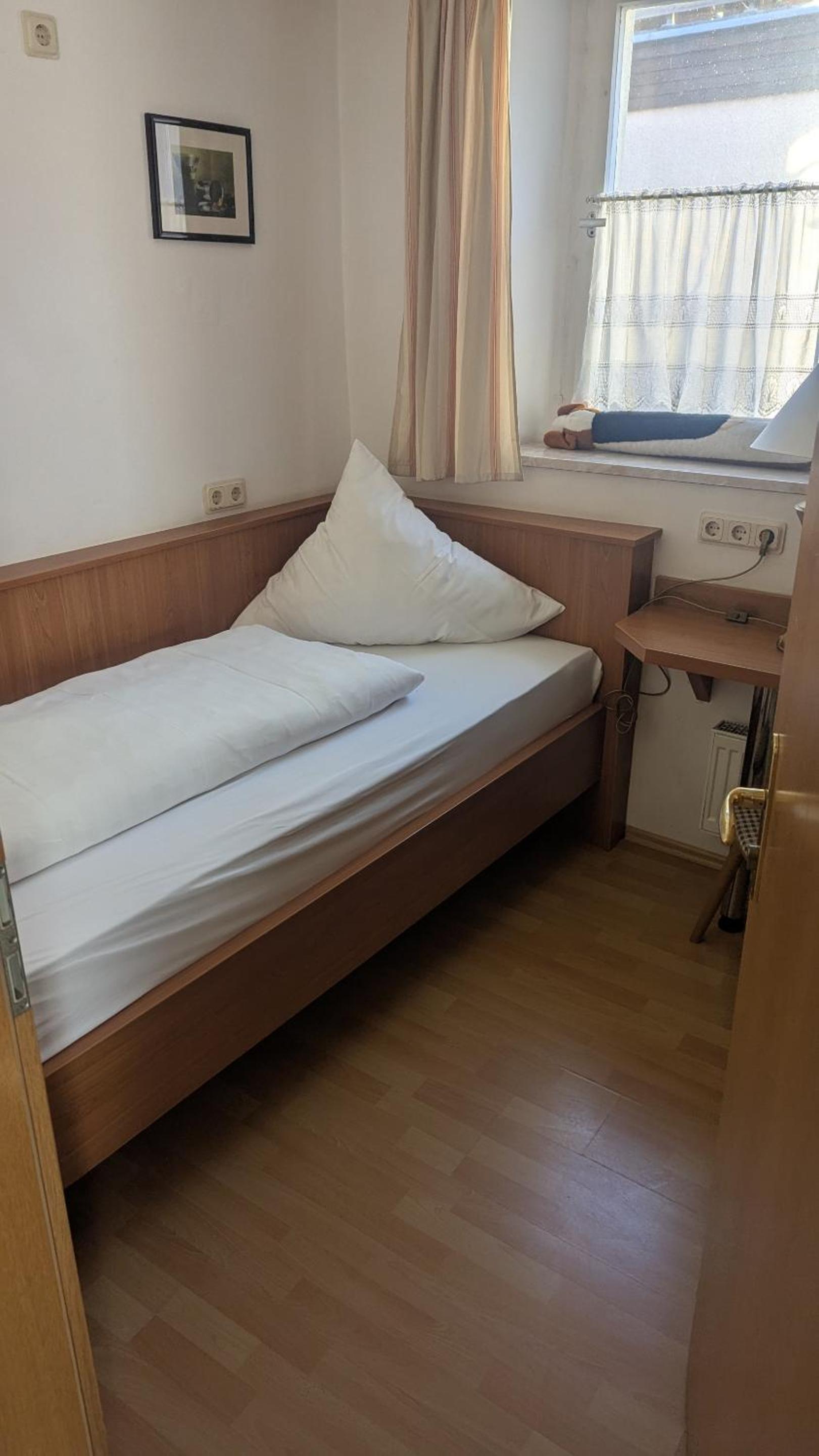 Single Room with Private Bathroom photo 3