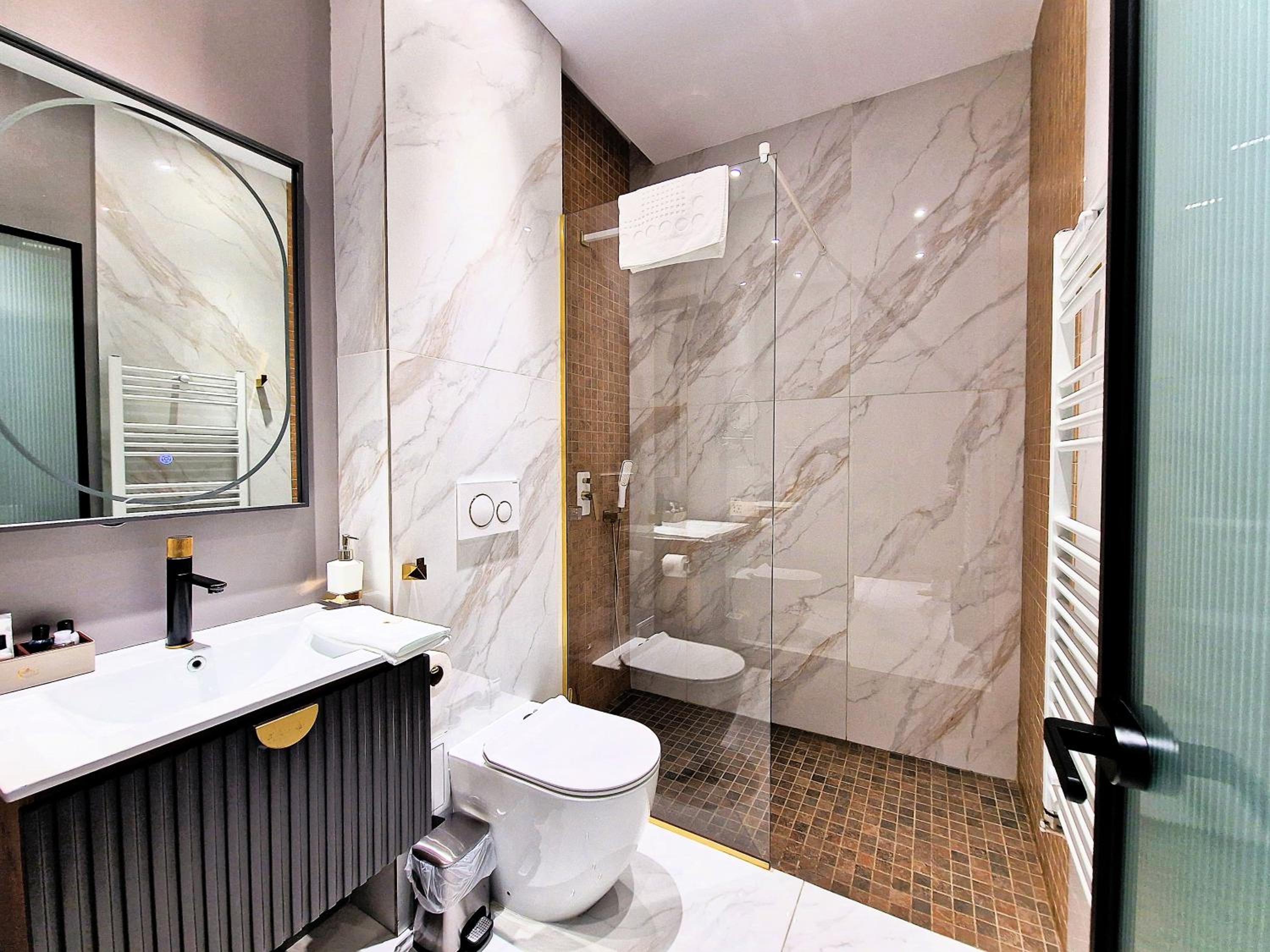 Double Room with Balcony - Photo 8