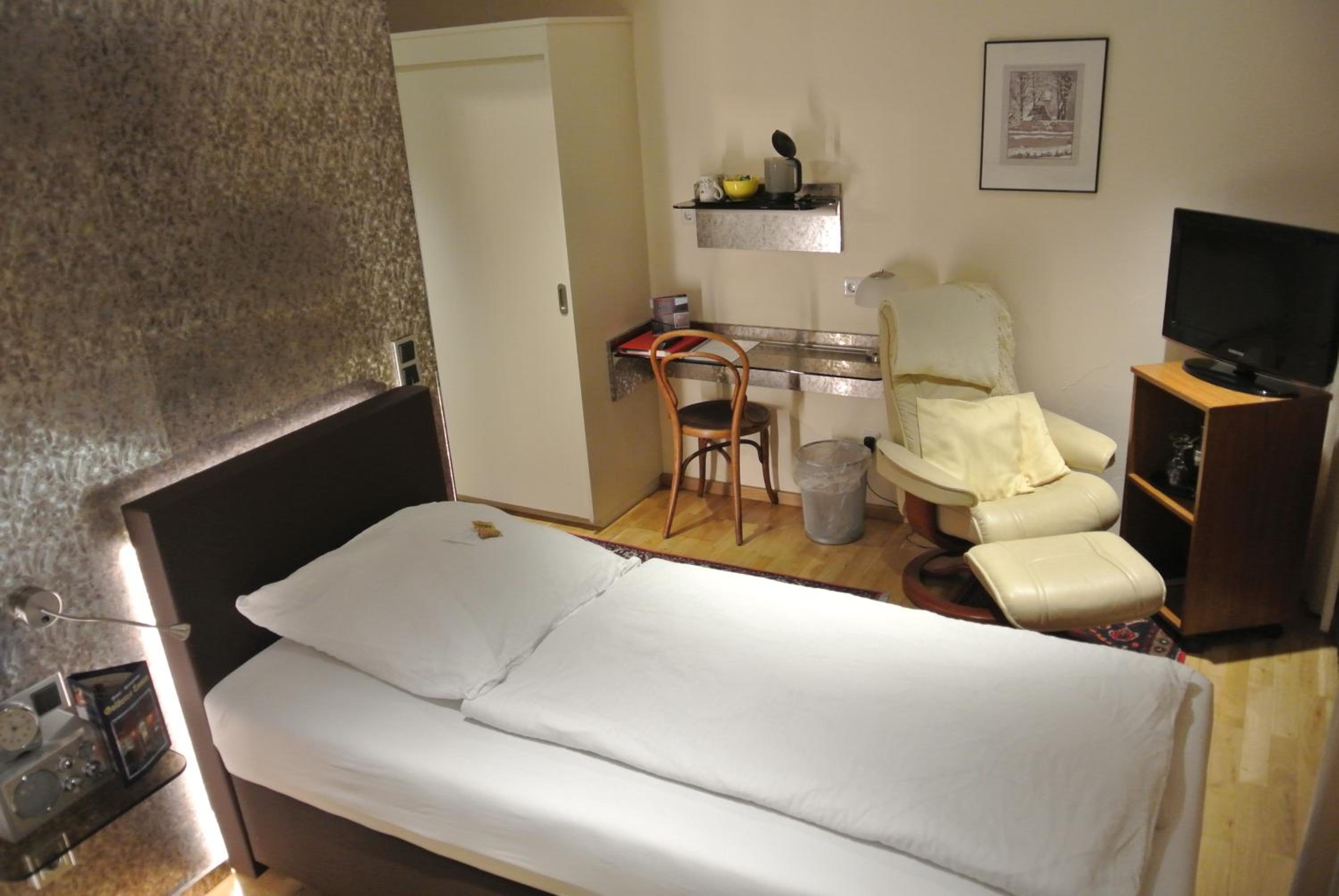 Standard Double Room - Photo 7