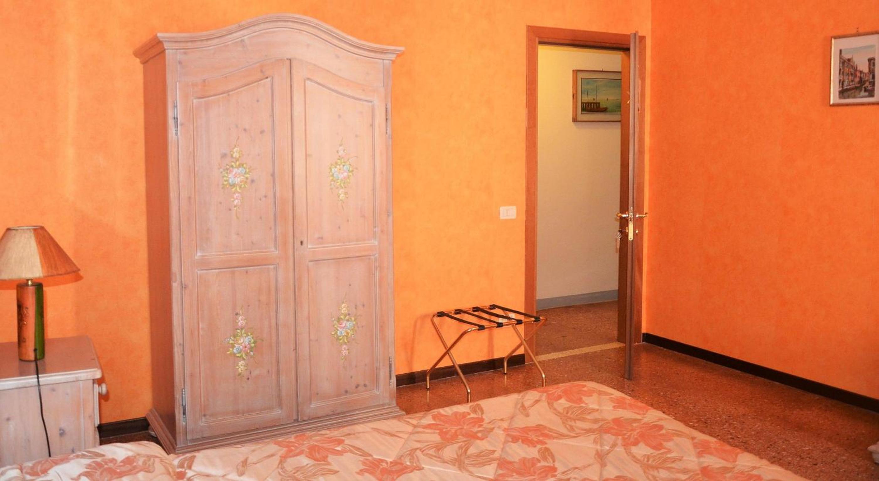 Double Room with Shared Bathroom photo 3