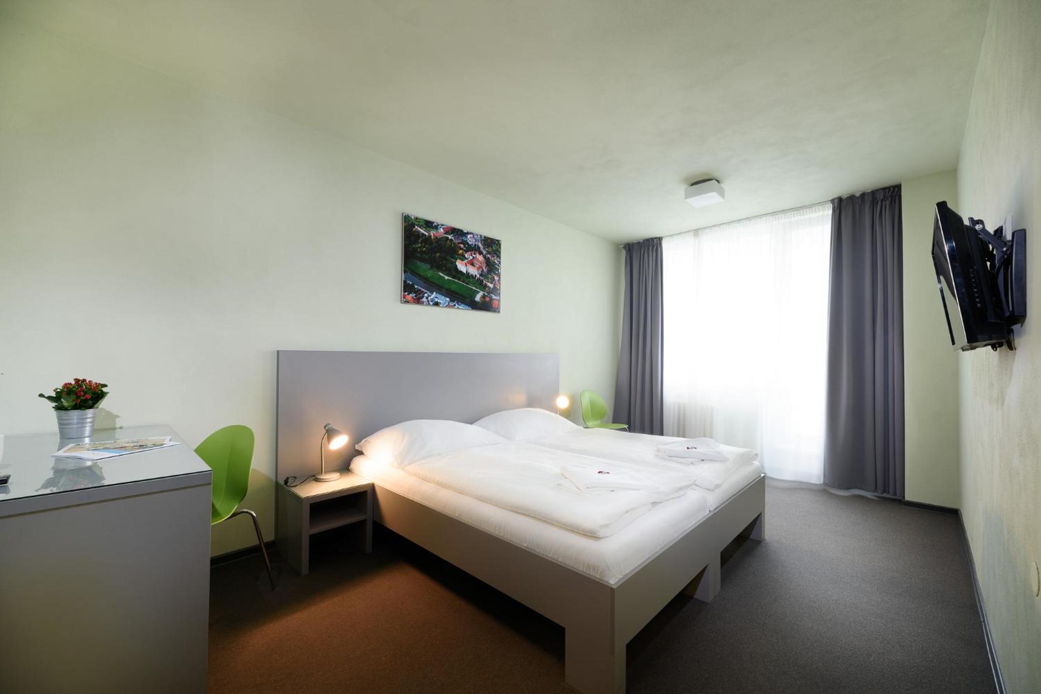 Economy Quadruple Room - Photo 7