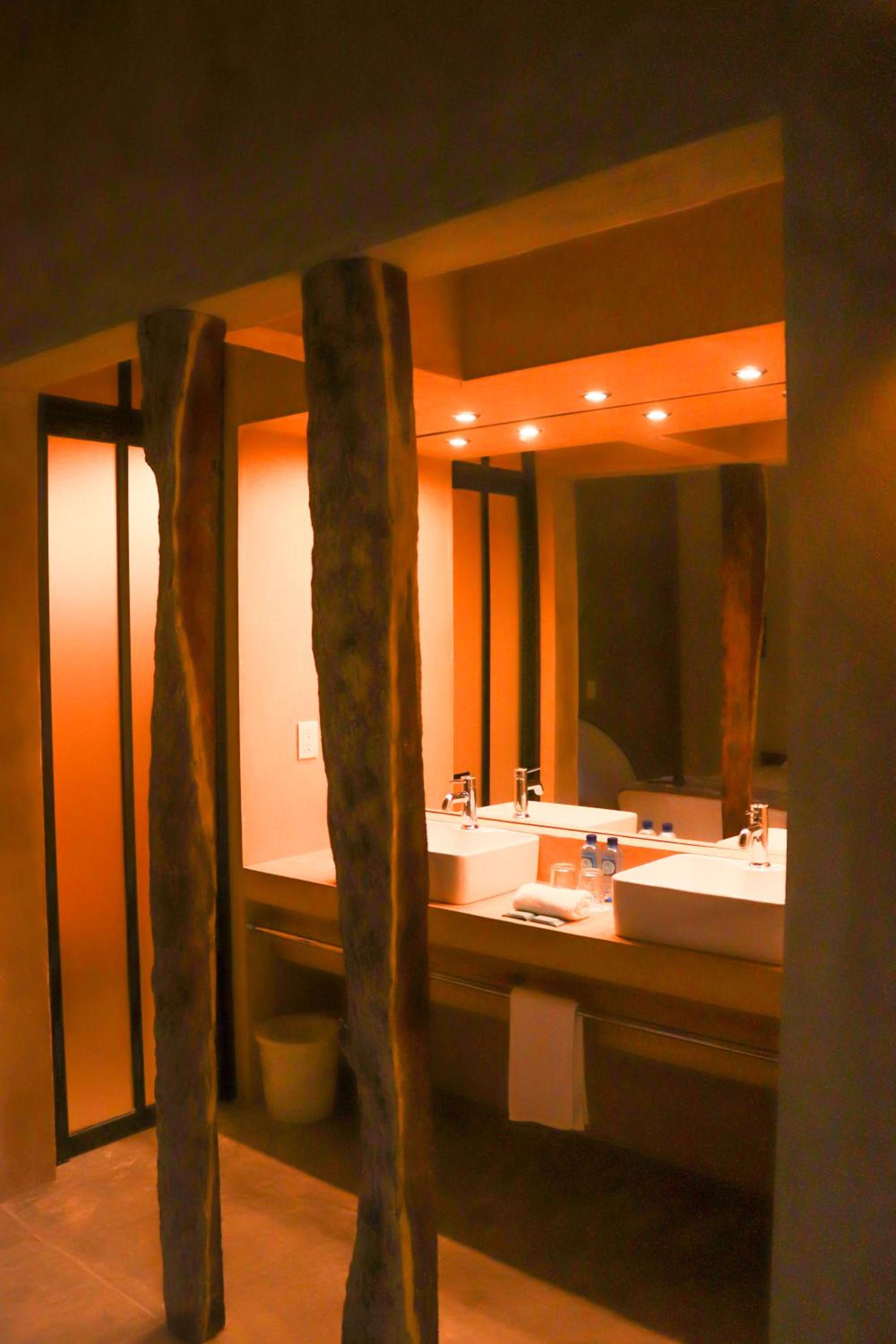 Deluxe Queen Room with Two Queen Beds - Photo 5