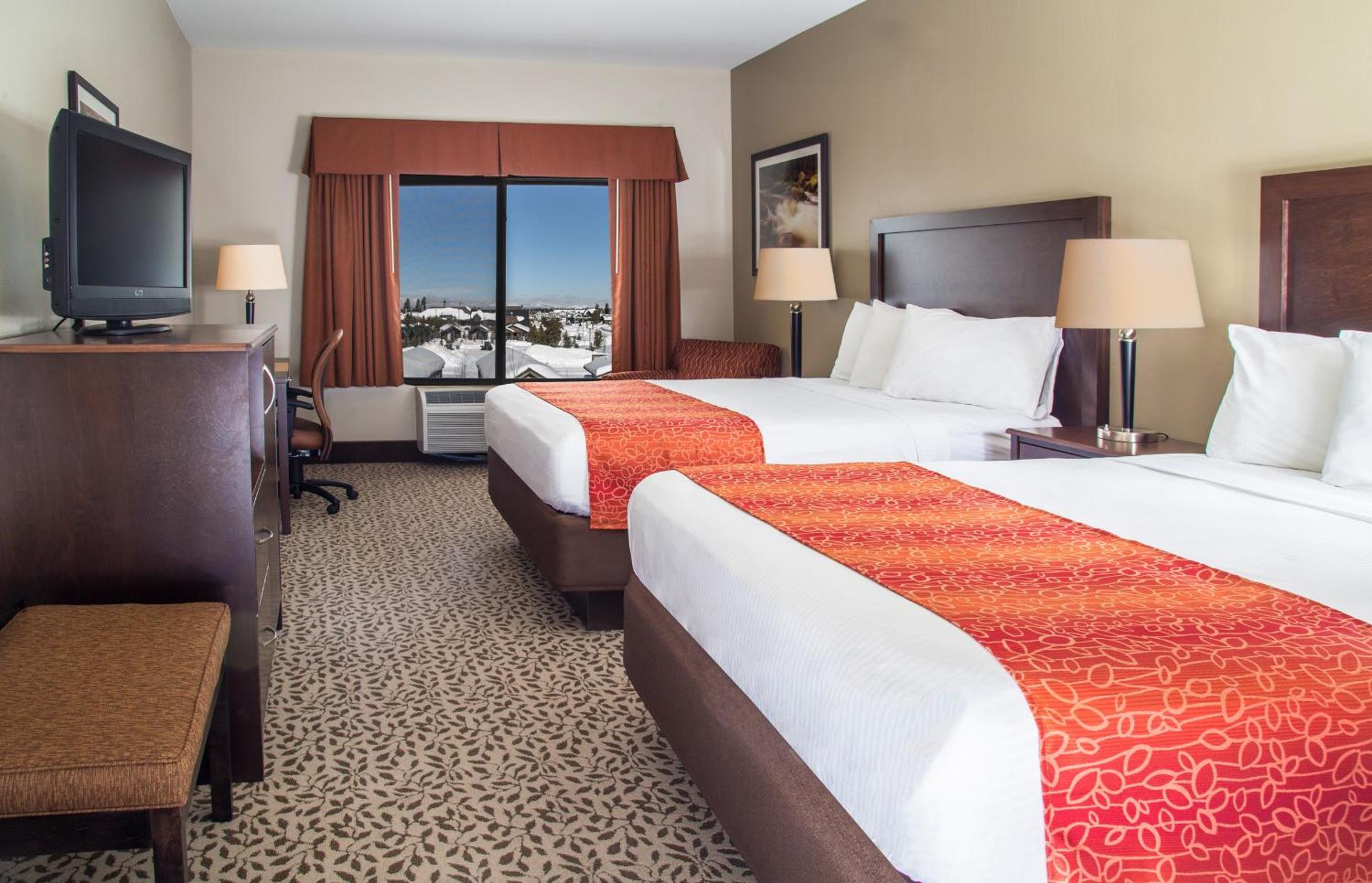 Deluxe Queen room with Roll-In Shower photo 1