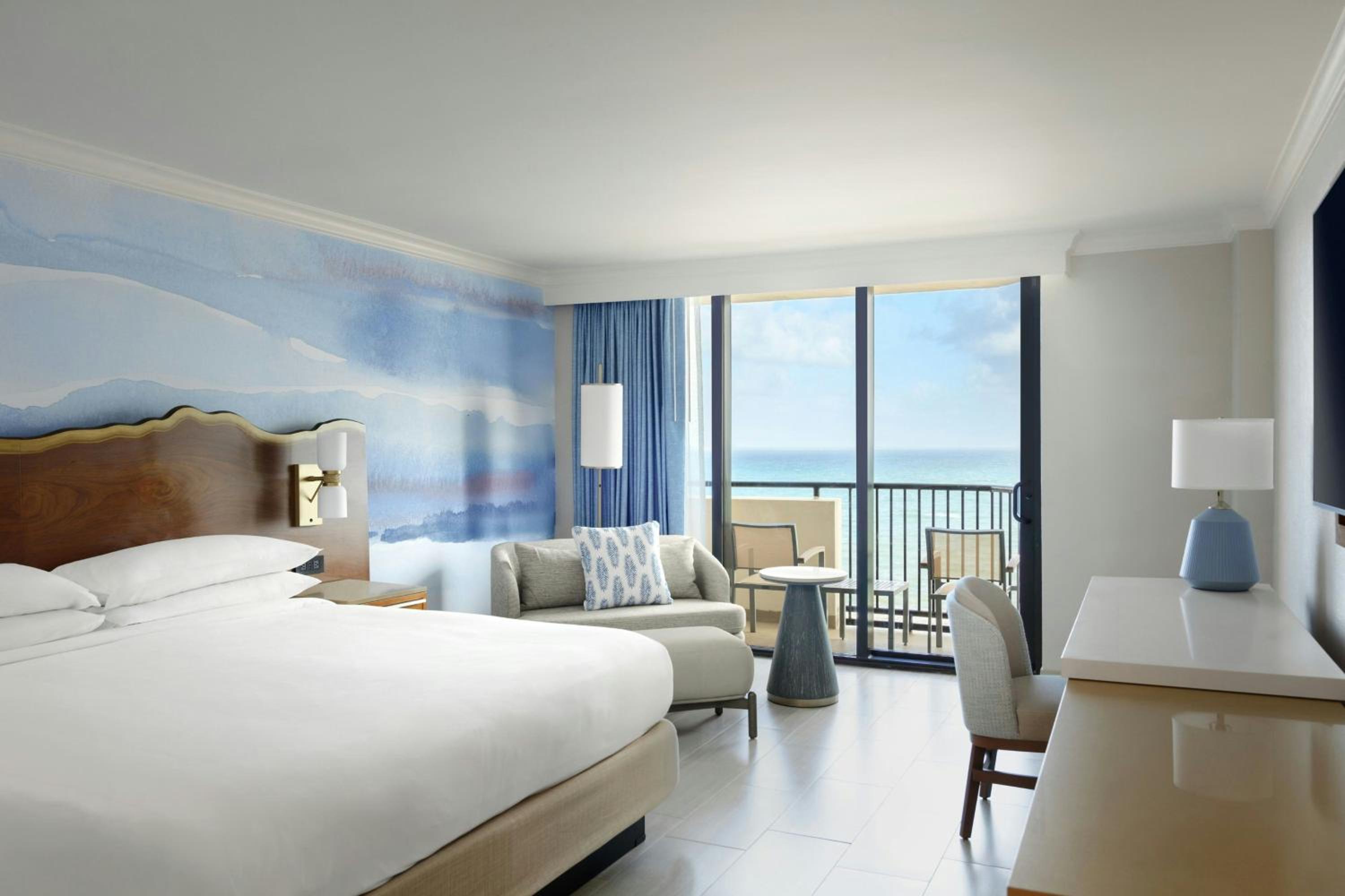 Oceanfront, Deluxe Guest room, 1 King, Balcony (Hearing Accessible) - Photo 1