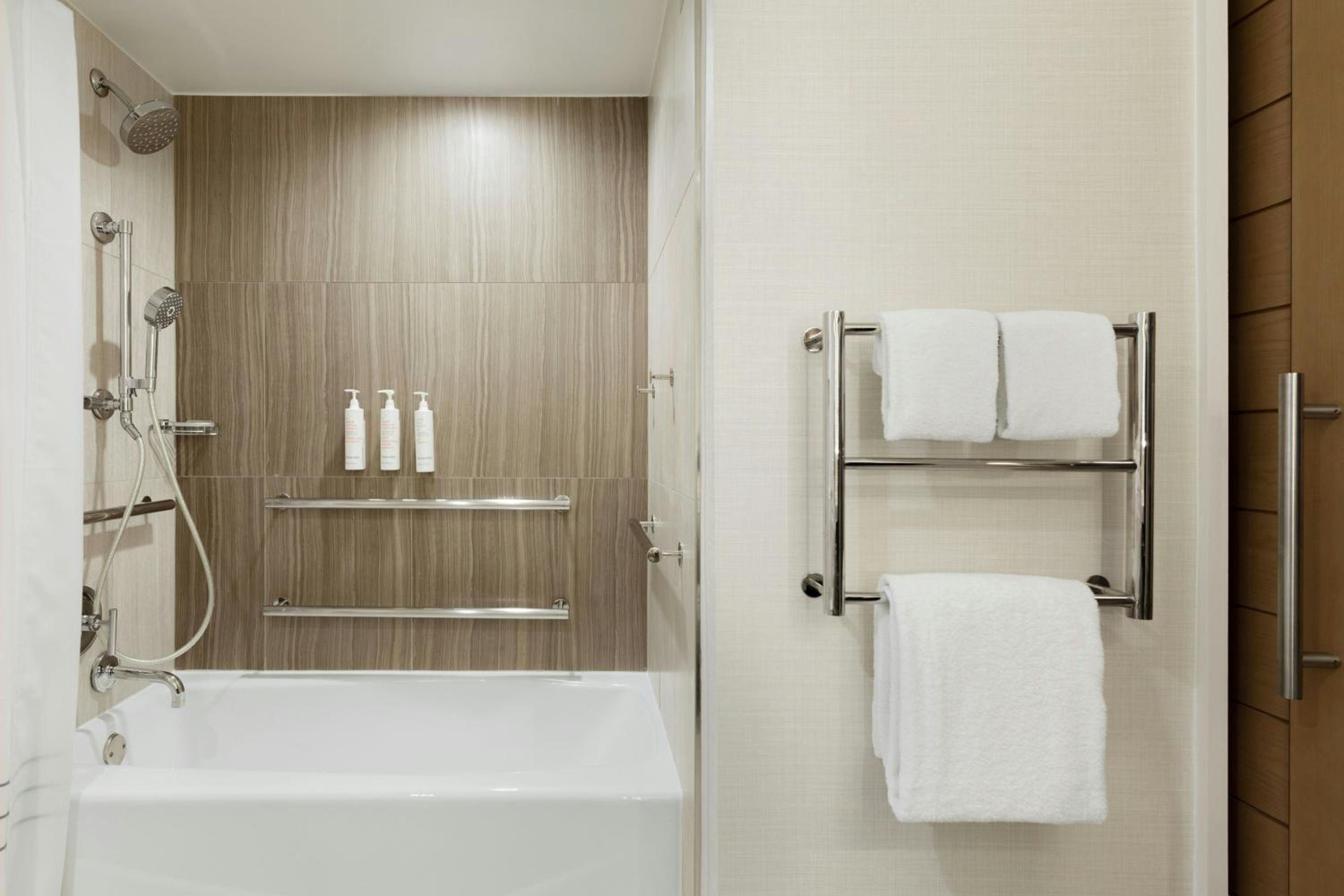 Intracoastal View, Deluxe Guest room, 1 King, Balcony (Hearing Accessible) - Photo 8