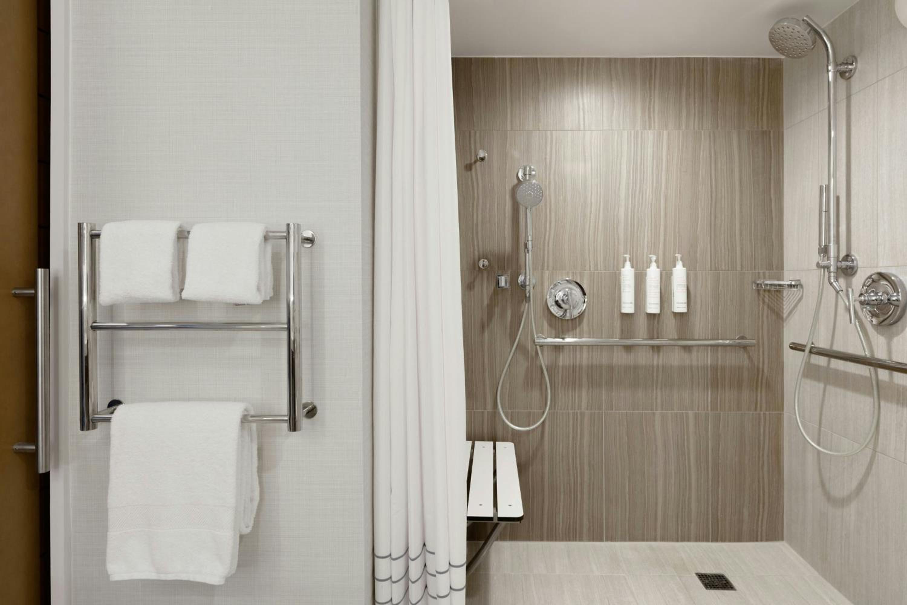 Oceanfront, Deluxe Guest room, 1 King, Balcony (Hearing Accessible) - Photo 7