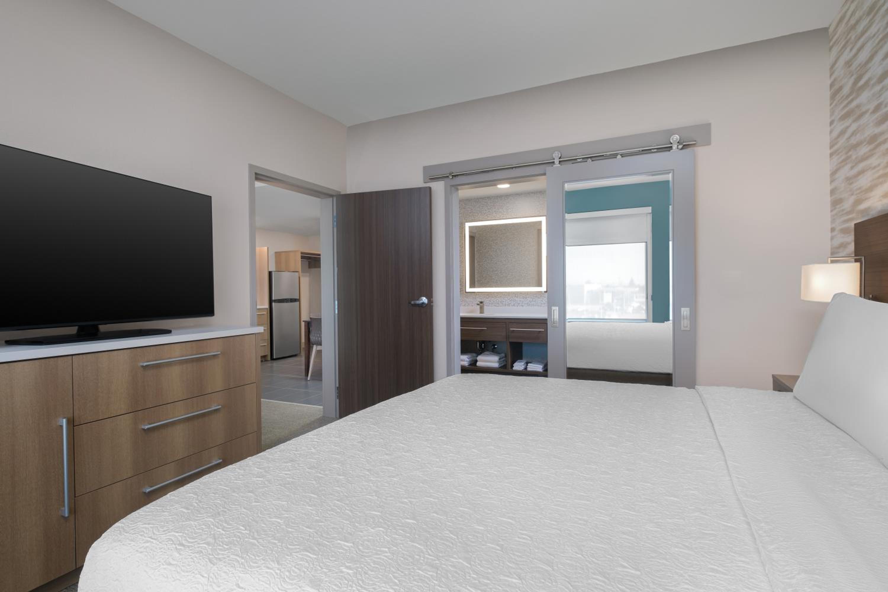 King Studio Suite with Accessible Tub - Mobility Access photo 3