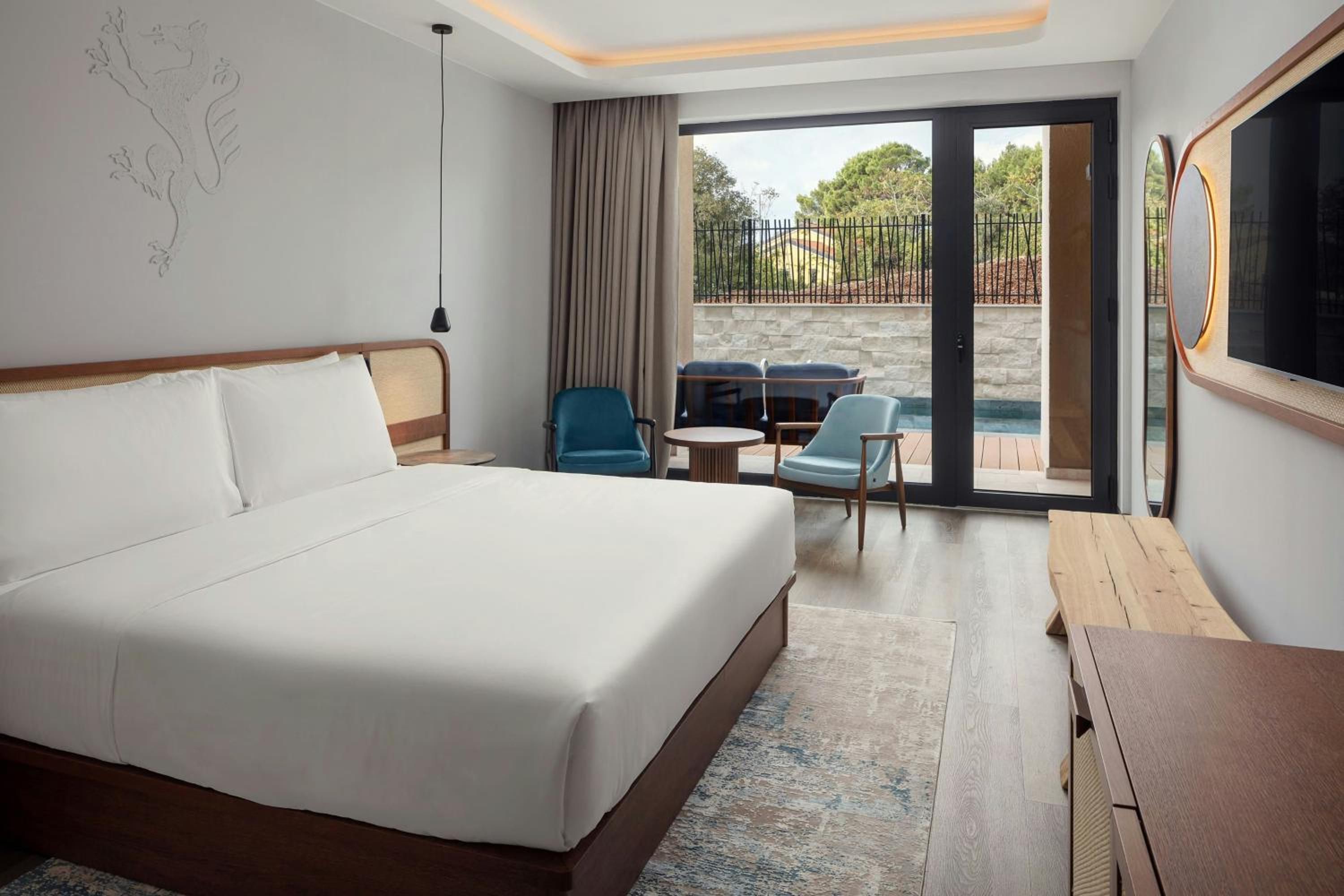 King Room with Balcony and Pool View - Infinity