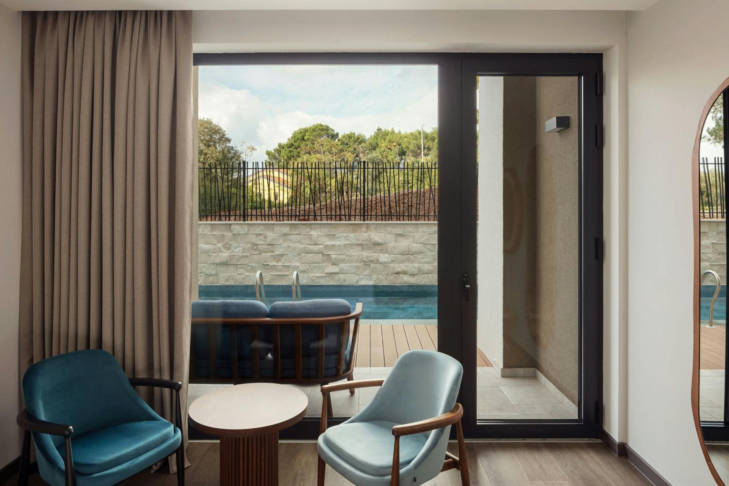 King Room with Balcony and Pool View - Infinity